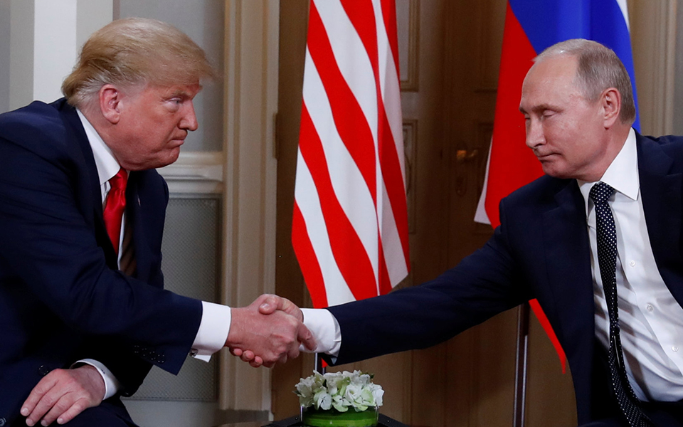 Η αμήχανη χειραψία Πούτιν – Τραμπ (φωτογραφίες)-2