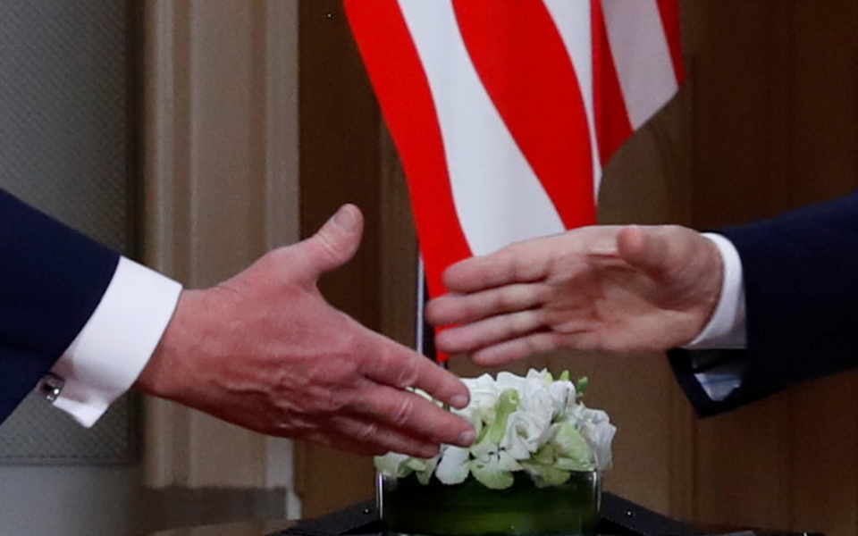 Η αμήχανη χειραψία Πούτιν – Τραμπ (φωτογραφίες)-3