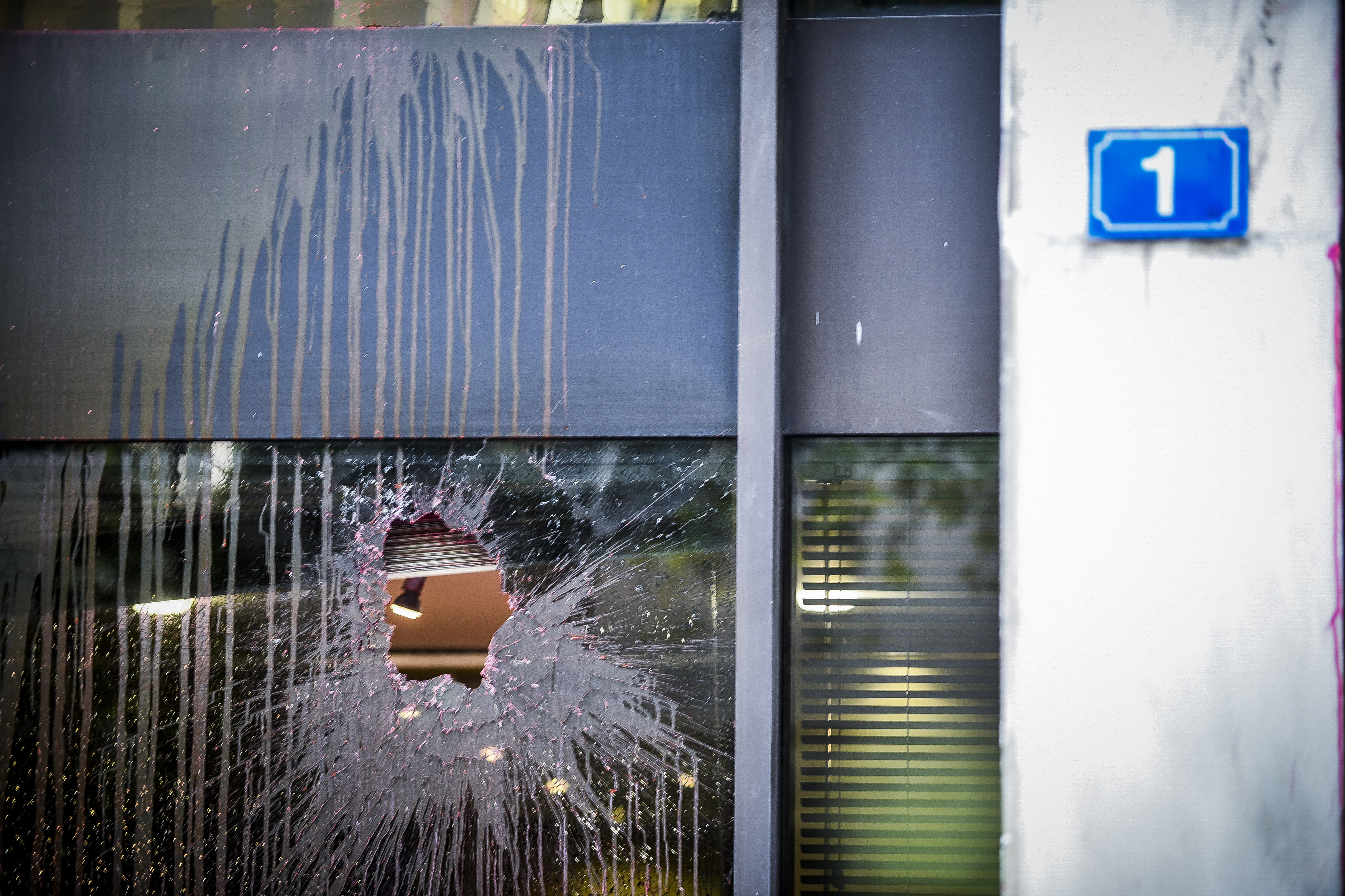 Επίθεση Ρουβίκωνα στο υπουργείο Εξωτερικών – Μία προσαγωγή (φωτογραφίες και βίντεο)-3