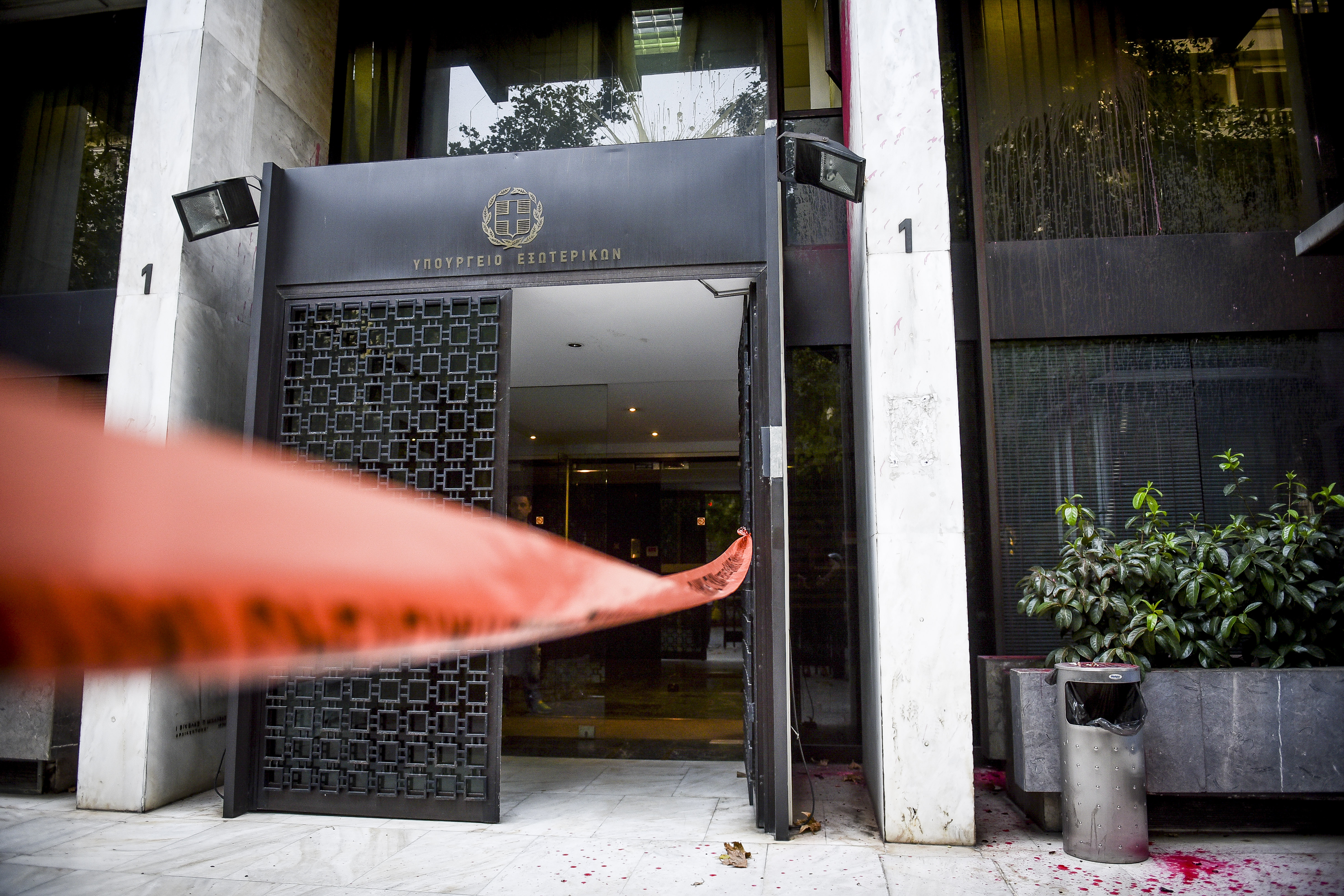 Επίθεση Ρουβίκωνα στο υπουργείο Εξωτερικών – Μία προσαγωγή (φωτογραφίες και βίντεο)-2