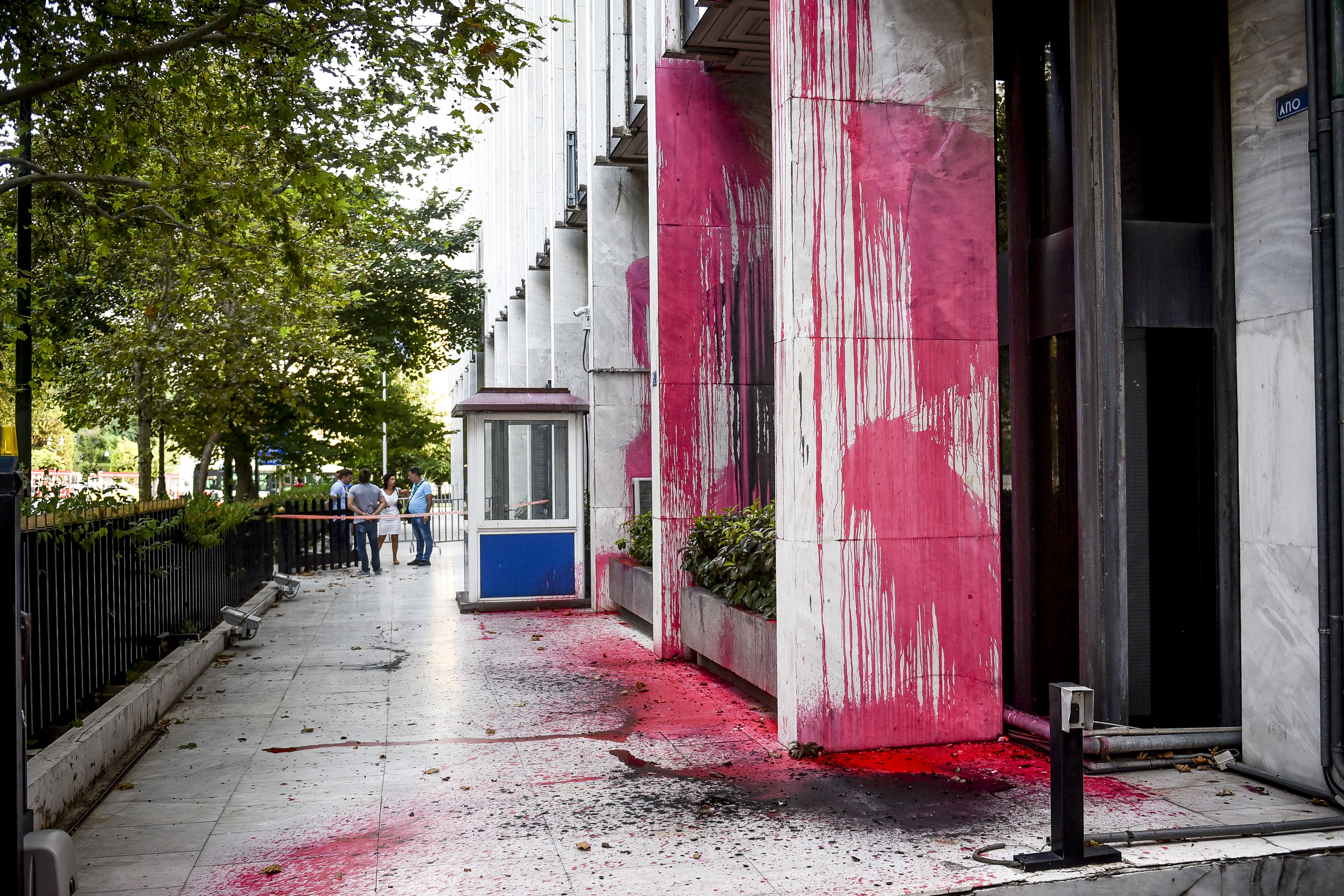 Επίθεση Ρουβίκωνα στο υπουργείο Εξωτερικών – Μία προσαγωγή (φωτογραφίες και βίντεο)-1