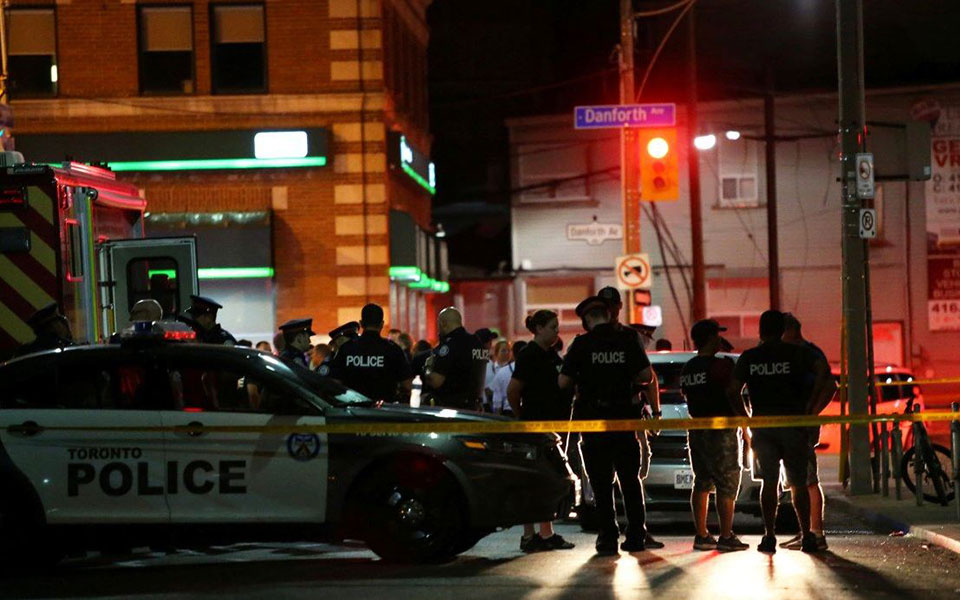 Ενοπλος άνοιξε πυρ σε ελληνική συνοικία του Τορόντο – Τουλάχιστον δύο νεκροί και 13 τραυματίες (βίντεο ντοκουμέντο)-1