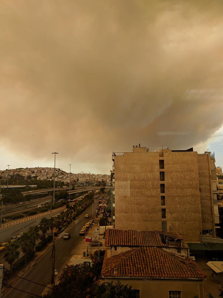 «Κάλυψε» τον Πειραιά ο καπνός από τη φωτιά στην Κινέτα (Φωτογραφίες)-3