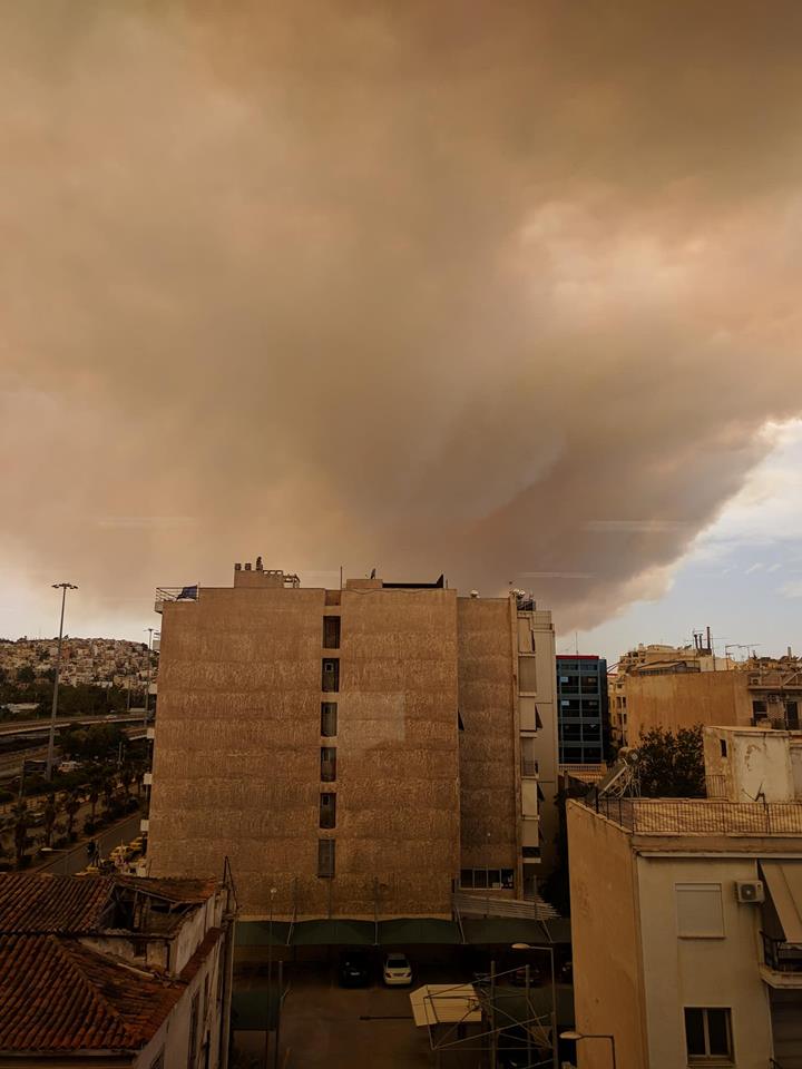 «Κάλυψε» τον Πειραιά ο καπνός από τη φωτιά στην Κινέτα (Φωτογραφίες)-2