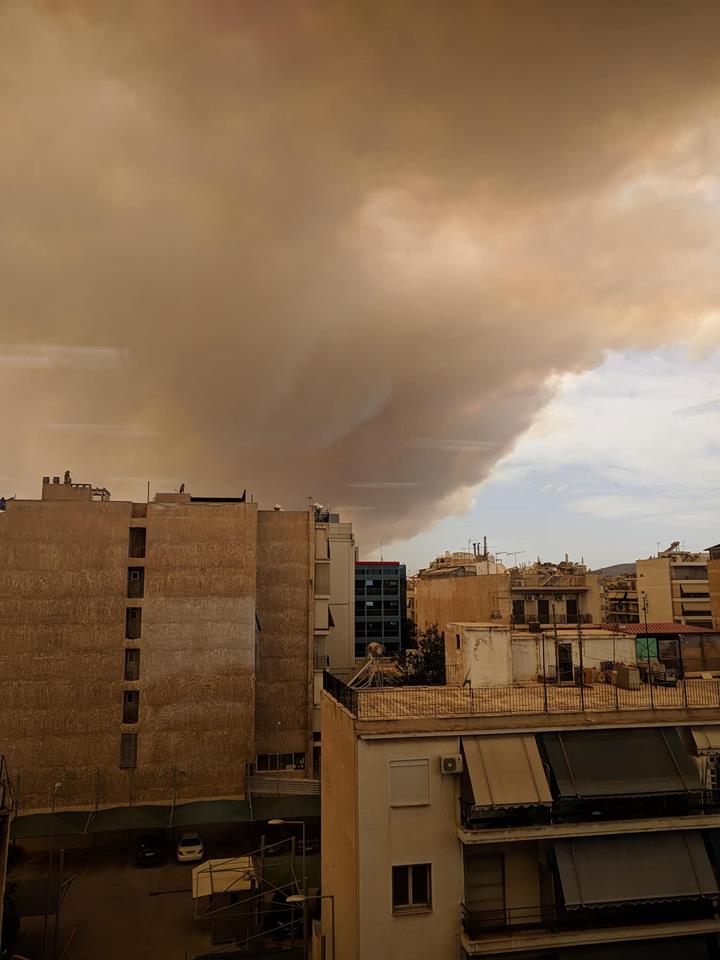 «Κάλυψε» τον Πειραιά ο καπνός από τη φωτιά στην Κινέτα (Φωτογραφίες)-1