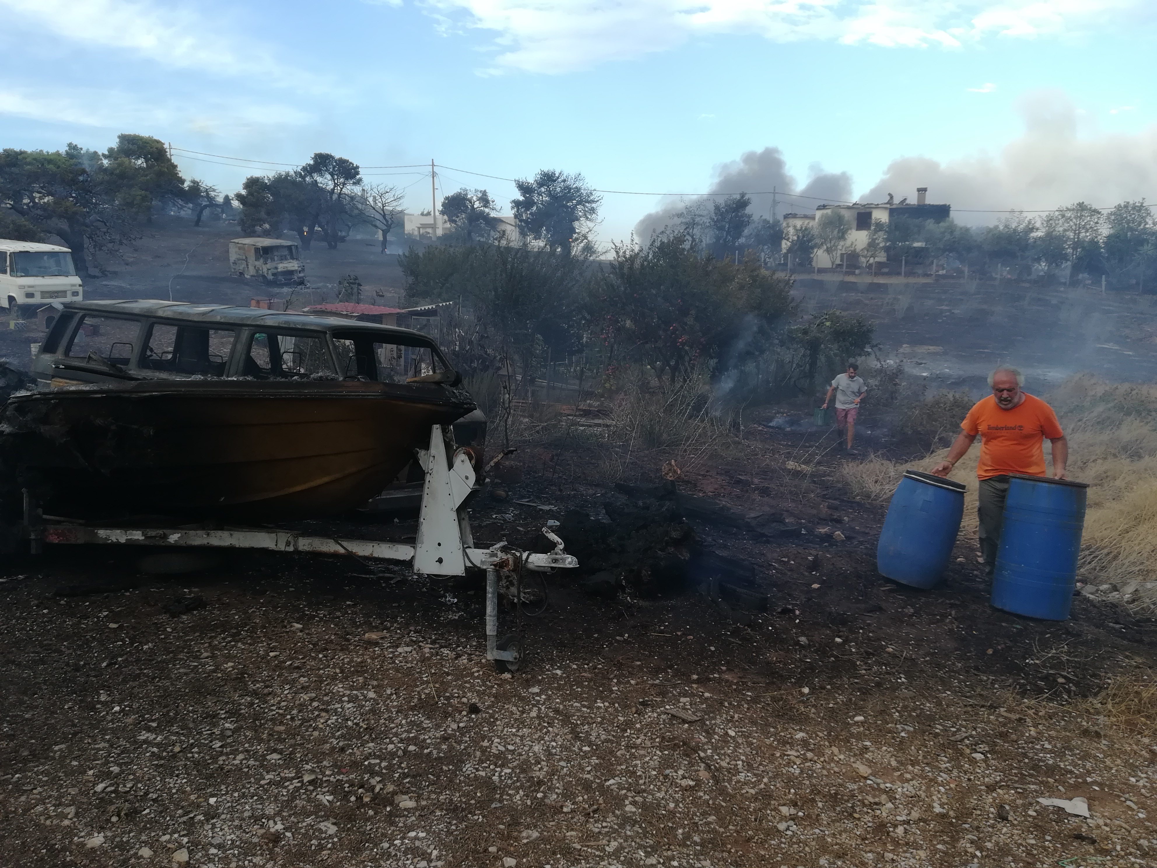 Εικόνες ολοκληρωτικής καταστροφής από τις πυρκαγιές (Φωτο – Βίντεο)-17