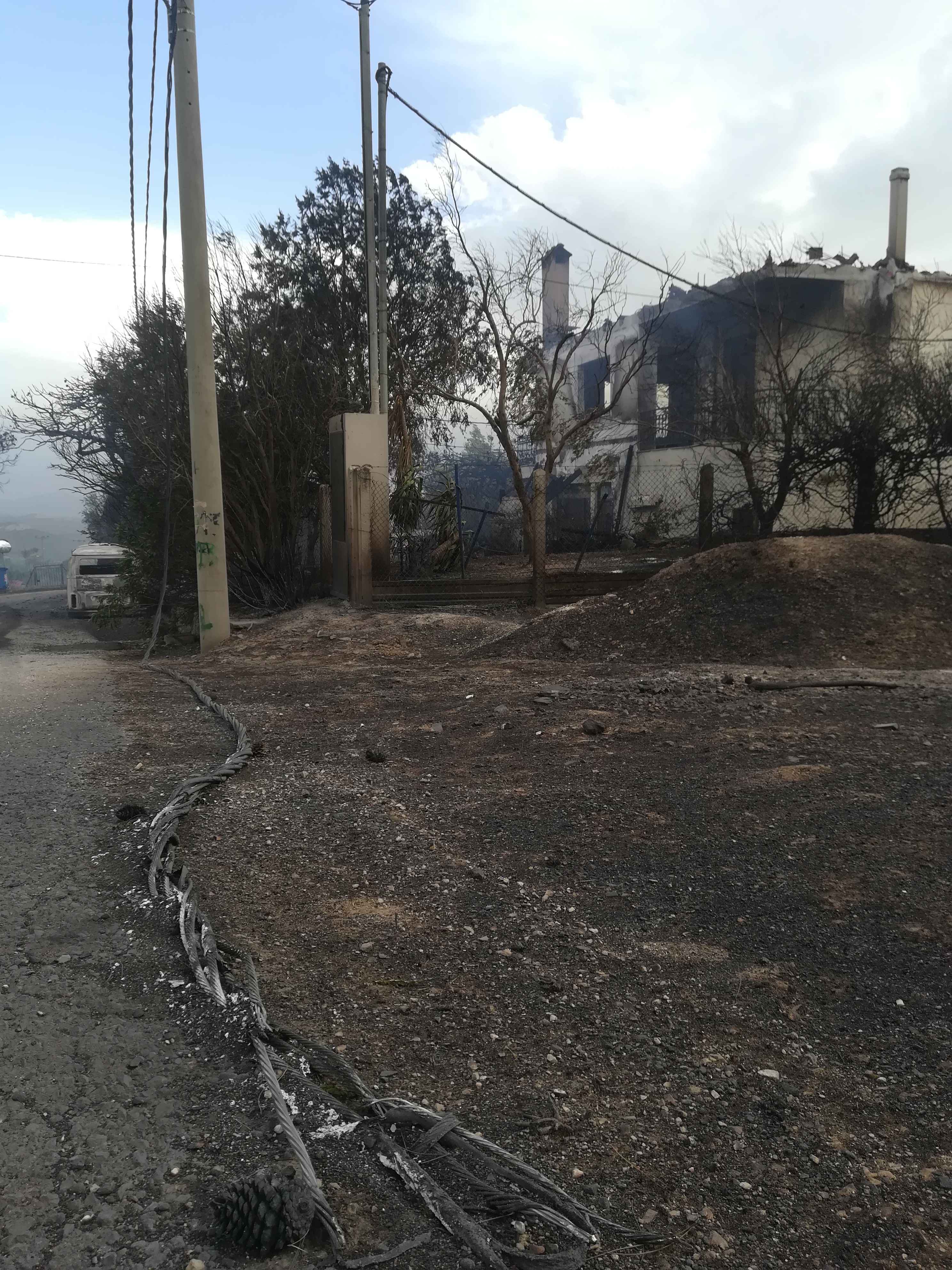 Εικόνες ολοκληρωτικής καταστροφής από τις πυρκαγιές (Φωτο – Βίντεο)-14