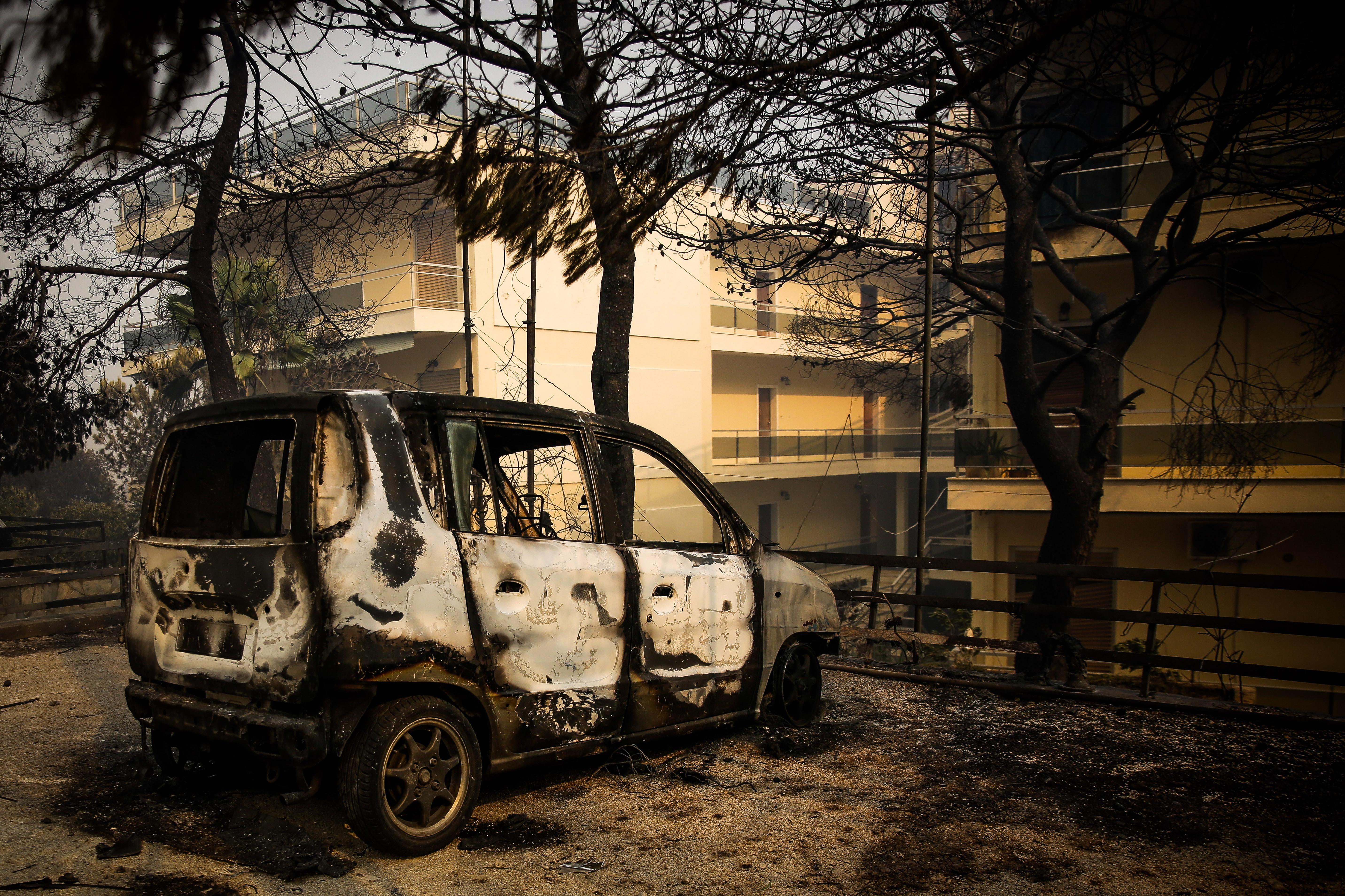 Εικόνες ολοκληρωτικής καταστροφής από τις πυρκαγιές (Φωτο – Βίντεο)-11