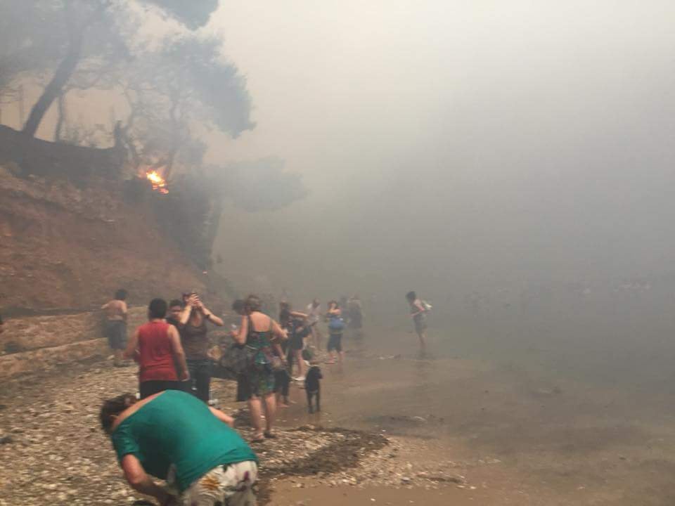 Συγκλονιστικές εικόνες από τη Νέα Μάκρη – Πολίτες μπήκαν στη θάλασσα για να προστατευθούν από την πύρινη λαίλαπα-10