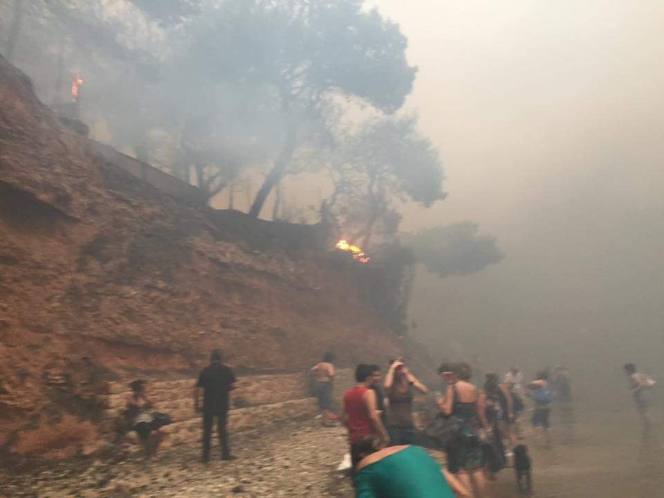 Συγκλονιστικές εικόνες από τη Νέα Μάκρη – Πολίτες μπήκαν στη θάλασσα για να προστατευθούν από την πύρινη λαίλαπα-2