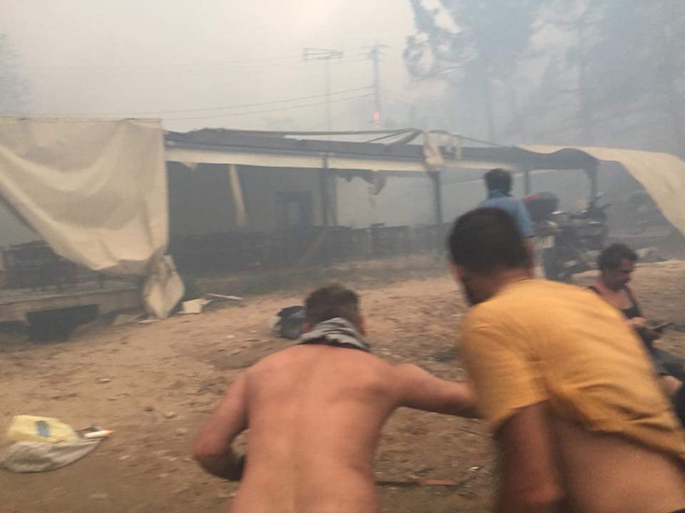 Συγκλονιστικές εικόνες από τη Νέα Μάκρη – Πολίτες μπήκαν στη θάλασσα για να προστατευθούν από την πύρινη λαίλαπα-3