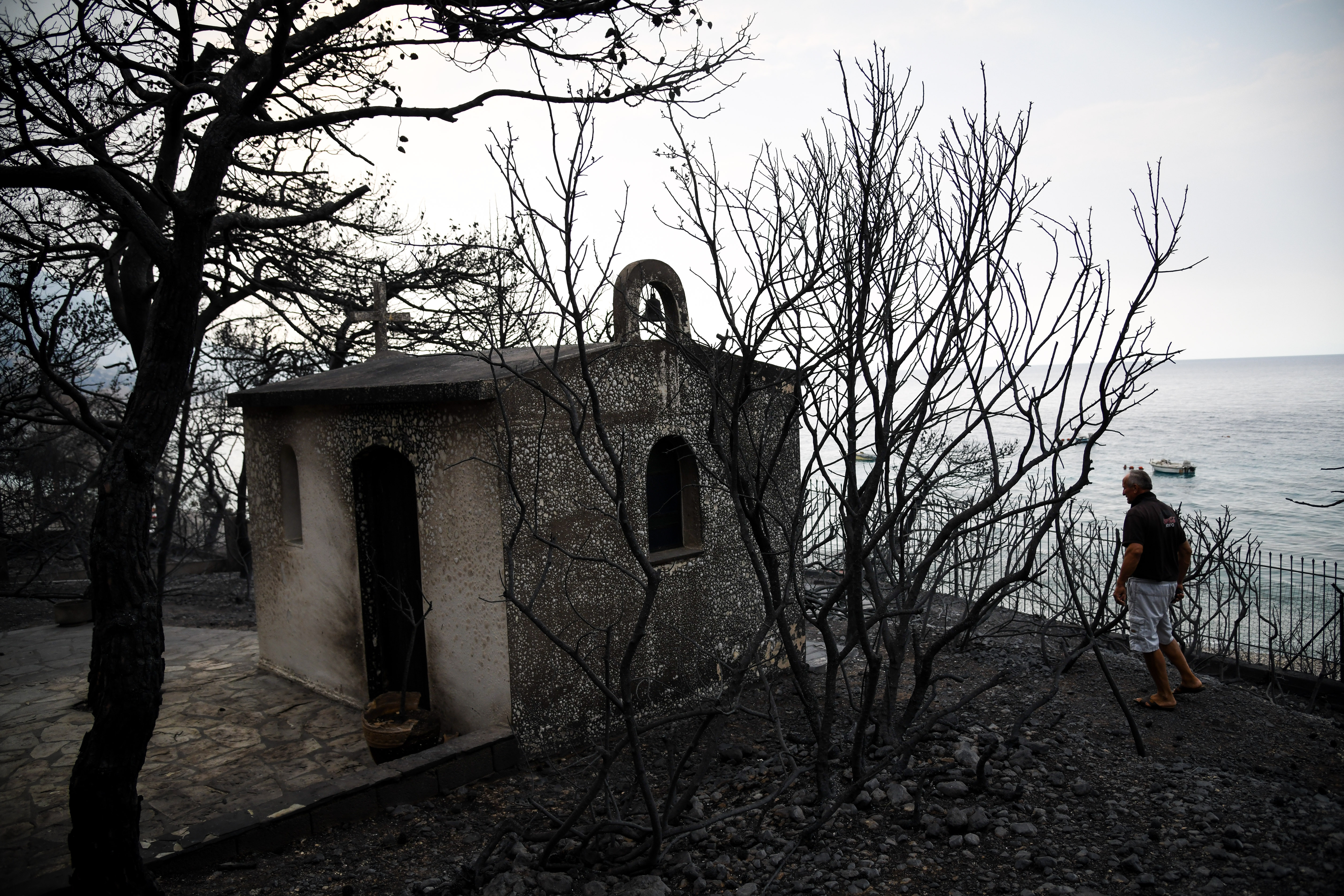 Στάχτη παντού: 19+1 συγκλονιστικές εικόνες -Στο έλεος της φωτιάς ζωές, περιουσίες-17