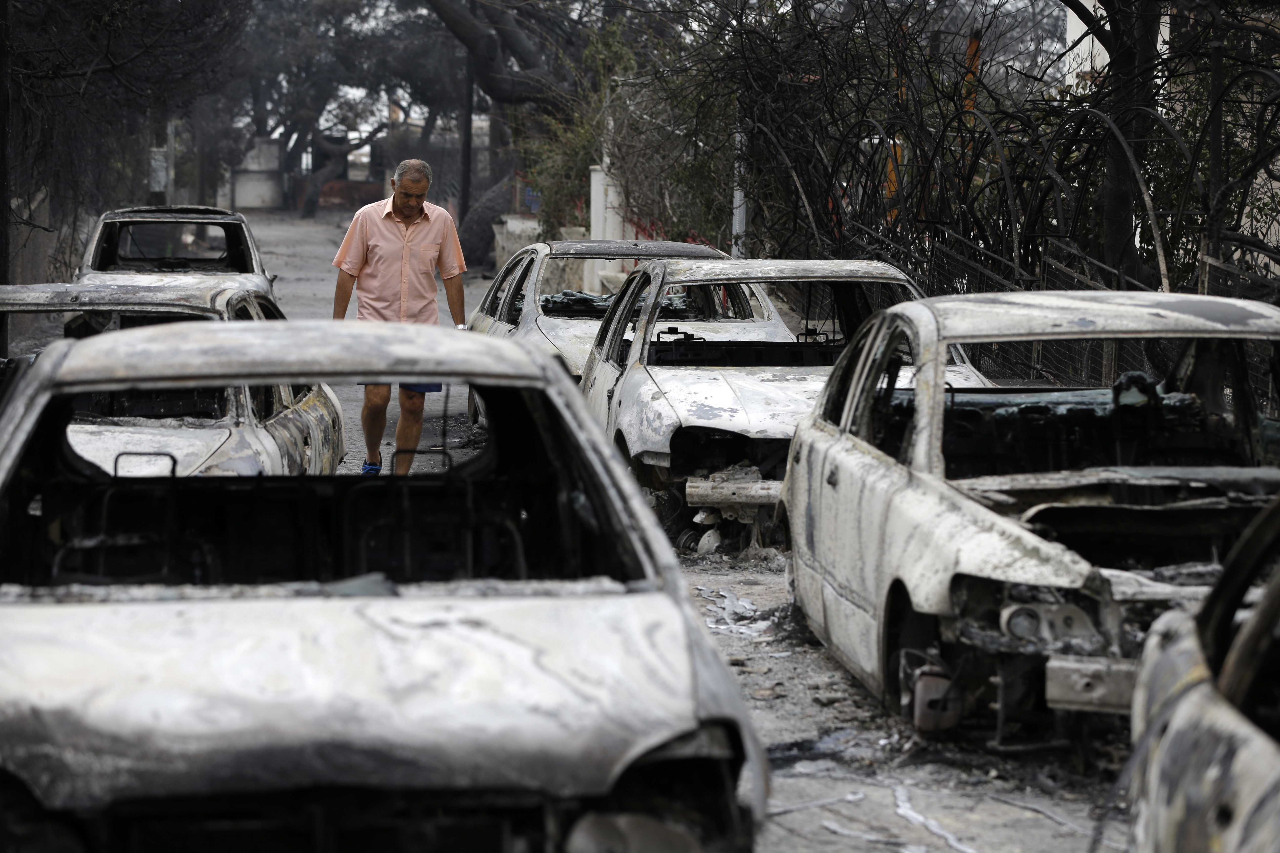 Στάχτη παντού: 19+1 συγκλονιστικές εικόνες -Στο έλεος της φωτιάς ζωές, περιουσίες-9