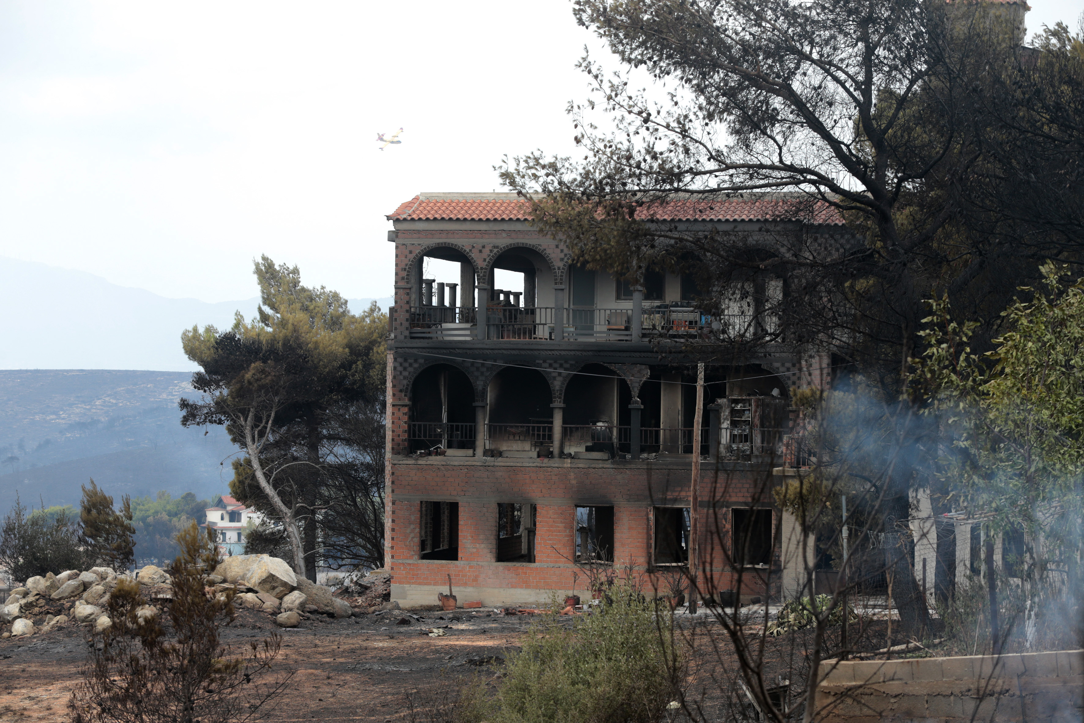 Στάχτη παντού: 19+1 συγκλονιστικές εικόνες -Στο έλεος της φωτιάς ζωές, περιουσίες-16