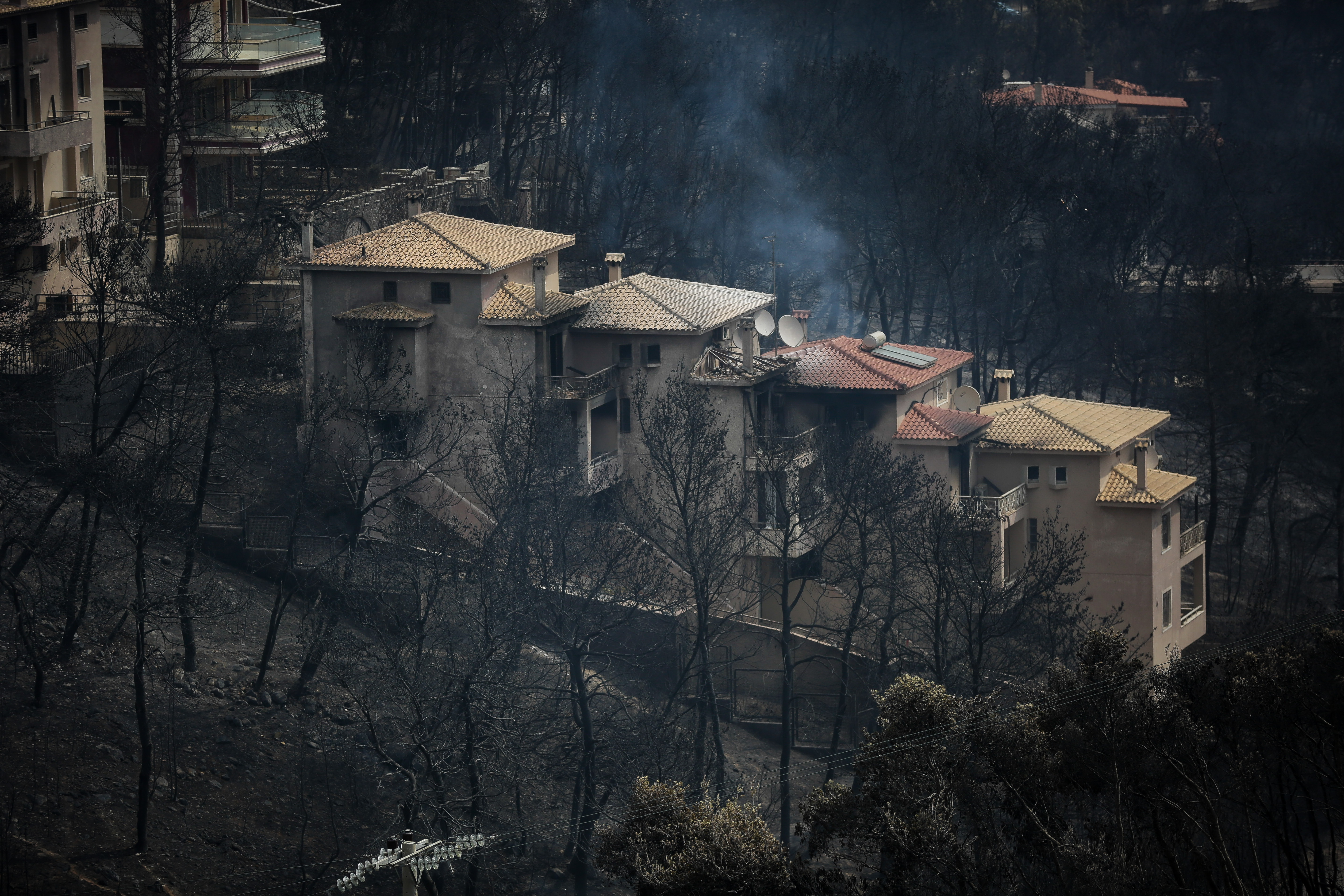 Στάχτη παντού: 19+1 συγκλονιστικές εικόνες -Στο έλεος της φωτιάς ζωές, περιουσίες-13
