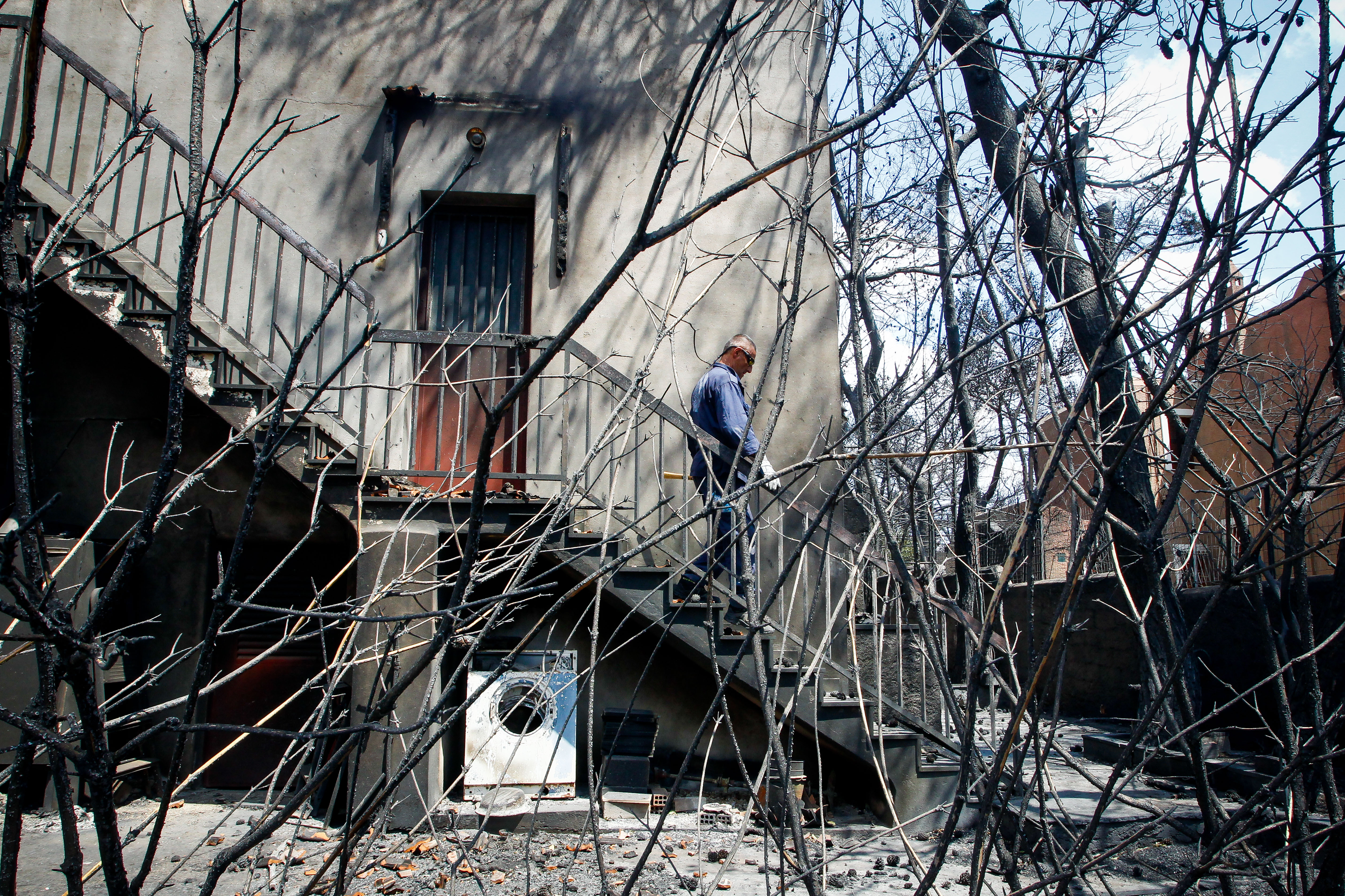 Εθελοντές οικοδόμοι προσφέρουν τις υπηρεσίες τους στους πληγέντες-1