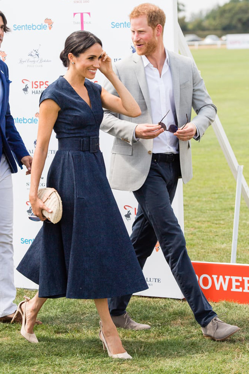 Sorry, το ντένιμ φόρεμα της Meghan Markle είναι sold out-1