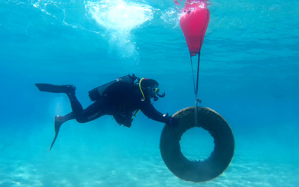 Ξαπλώστρες και λάστιχα, ο «θησαυρός» του βυθού στη Σάμο-2