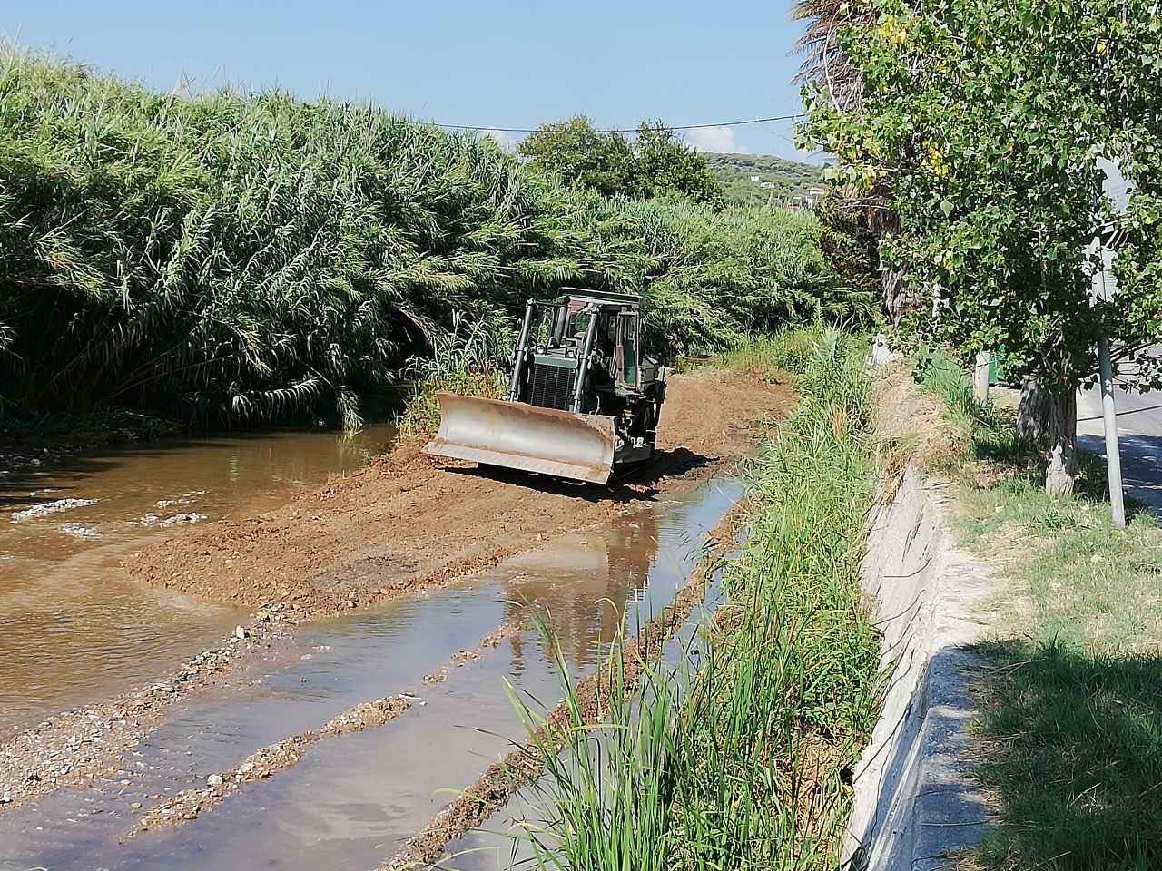 Oι Ενοπλες Δυνάμεις ξεκίνησαν αντιπλημμυρικά έργα σε Μαραθώνα και Ραφήνα (φωτογραφίες)-1