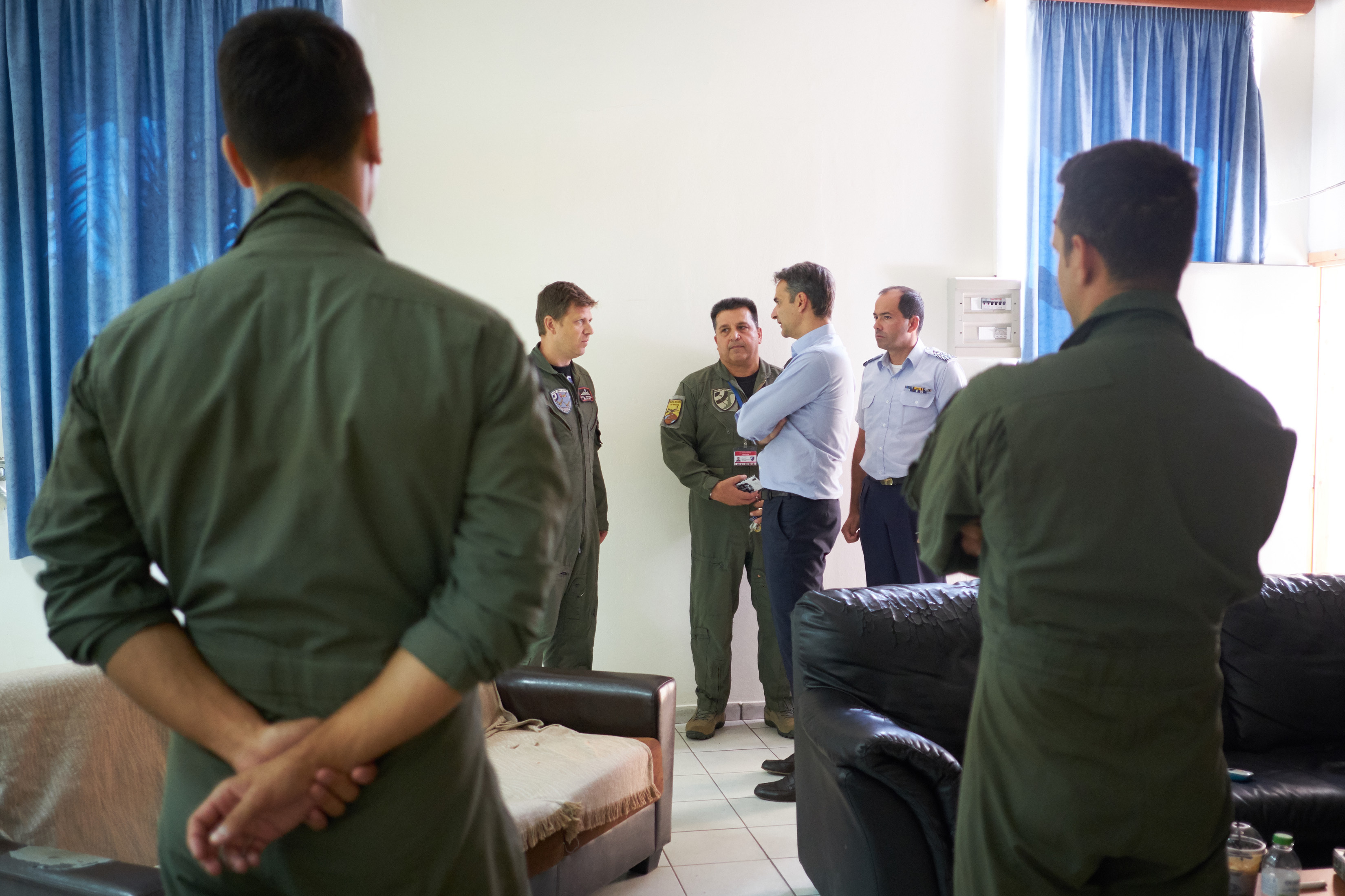 Επίσκεψη Μητσοτάκη στη βάση των Canadair στο στρατιωτικό αεροδρόμιο της Ελευσίνας (φωτογραφίες)-1