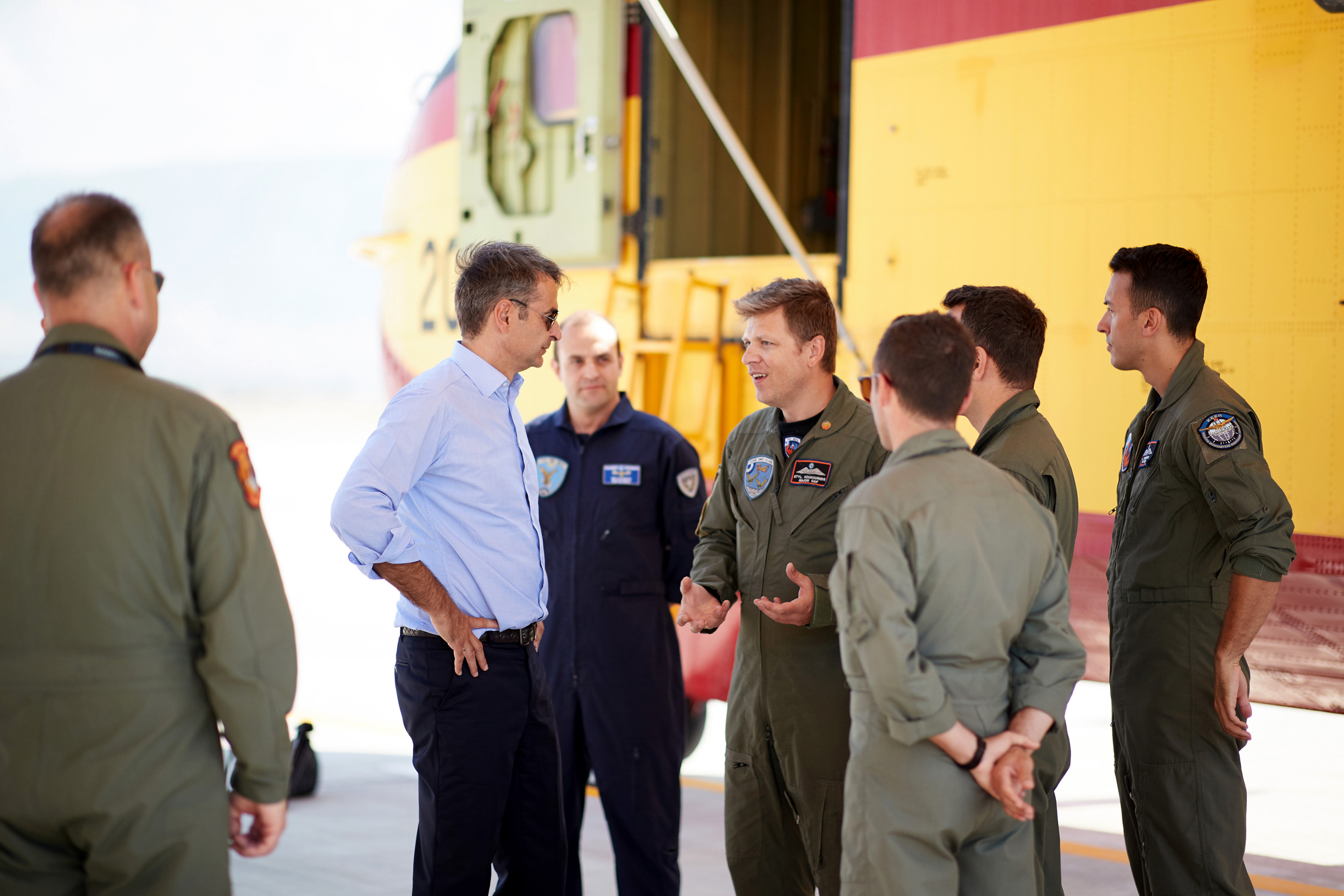 Επίσκεψη Μητσοτάκη στη βάση των Canadair στο στρατιωτικό αεροδρόμιο της Ελευσίνας (φωτογραφίες)-5