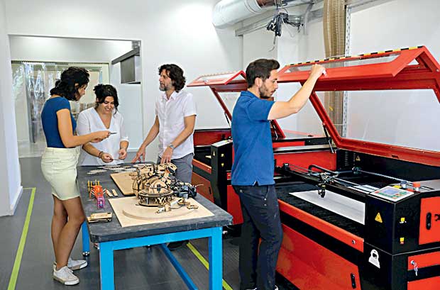 Ενα νέο… πανωφόρι υφαίνεται για την Αθήνα-2