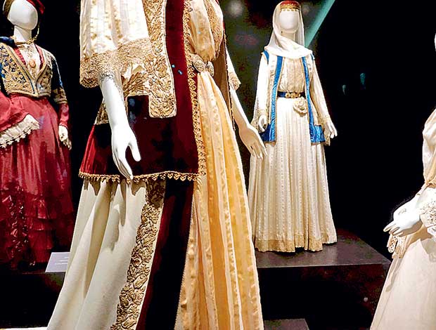 Το μουσείο-πρότυπο της Καλαμάτας, η Συλλογή Ενδυμασιών «Βικτωρία Γ. Καρέλια»-1