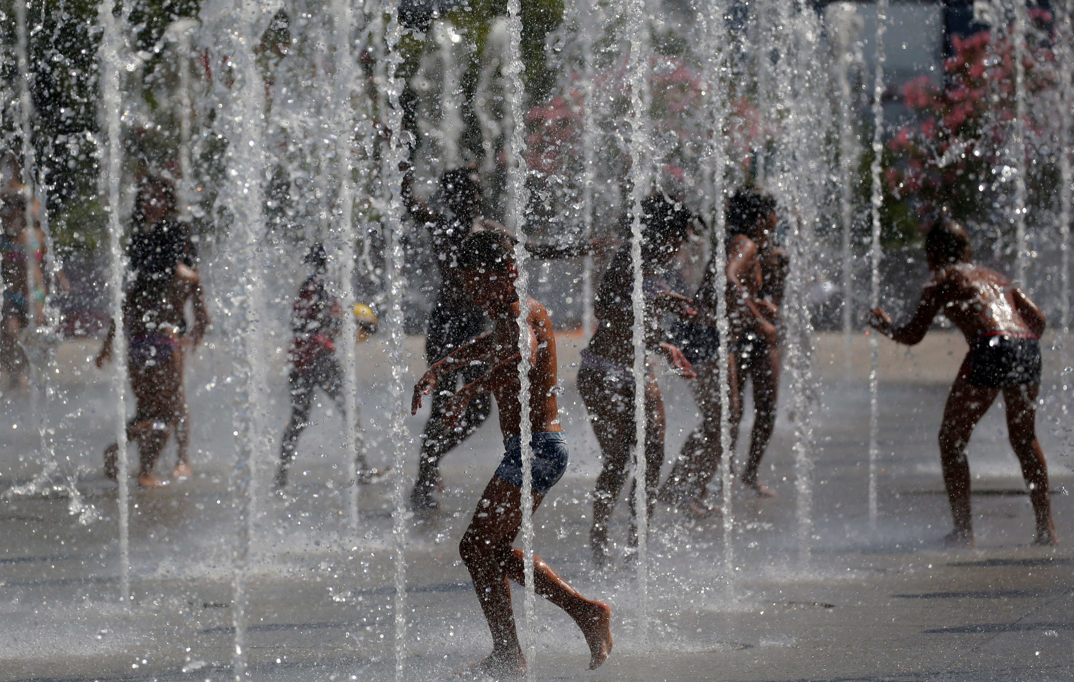 Σπάνε τα ρεκόρ υψηλής θερμοκρασίας στην Ευρώπη – Λιώνουν παγετώνες στη Σουηδία-10