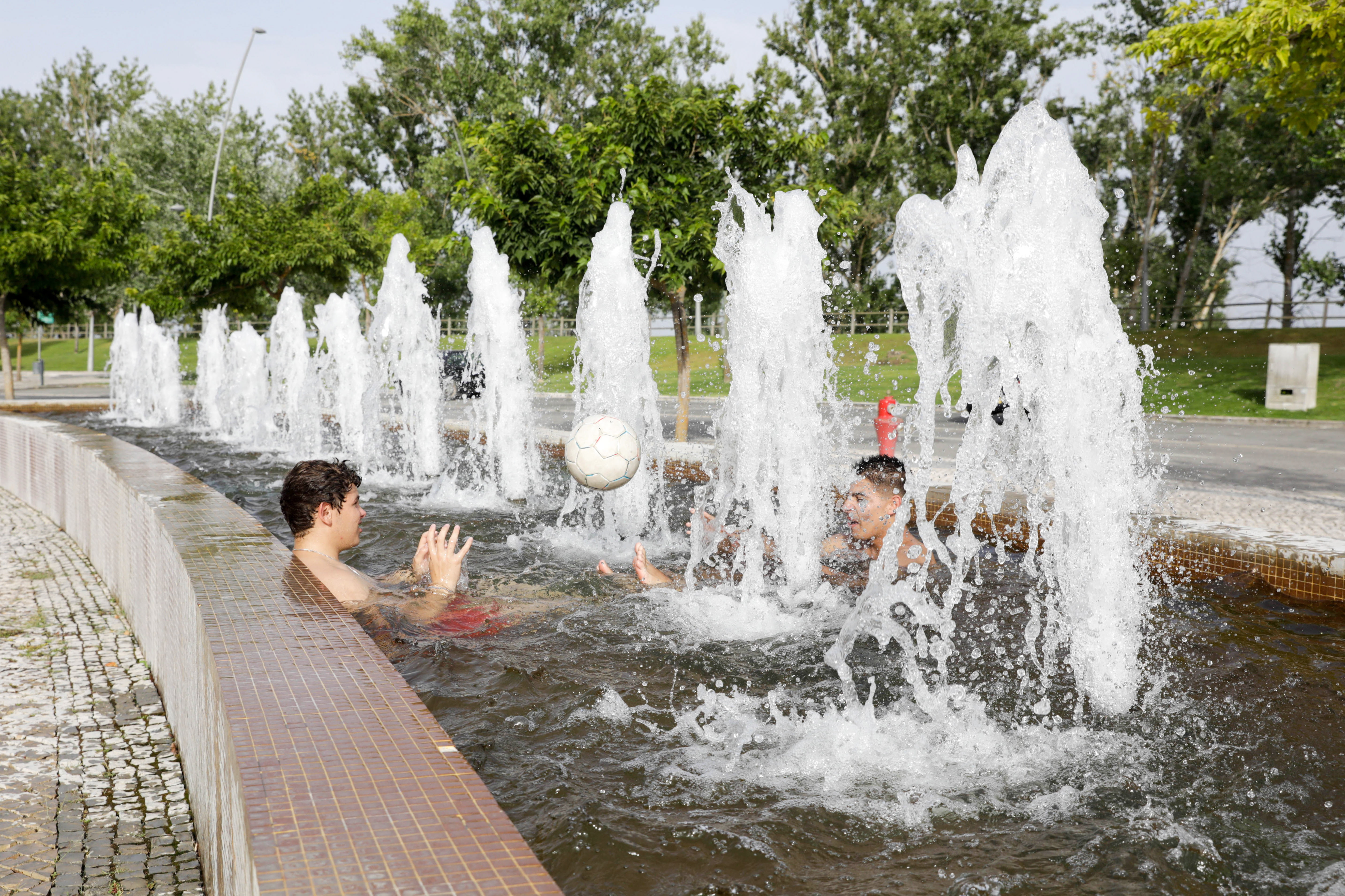 Σπάνε τα ρεκόρ υψηλής θερμοκρασίας στην Ευρώπη – Λιώνουν παγετώνες στη Σουηδία-2