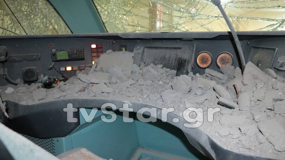 Τρένο  εκτροχιάστηκε και έπεσε σε τοίχο στον σταθμό της Λαμίας – Μία τραυματίας (φωτογραφίες)-2
