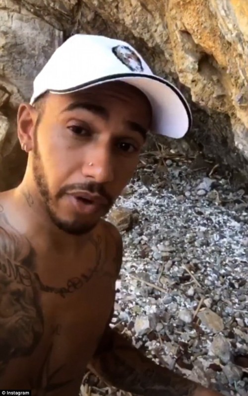 Δείτε τον Lewis Hamilton να καθαρίζει παραλία της Μυκόνου από τα σκουπίδια-2