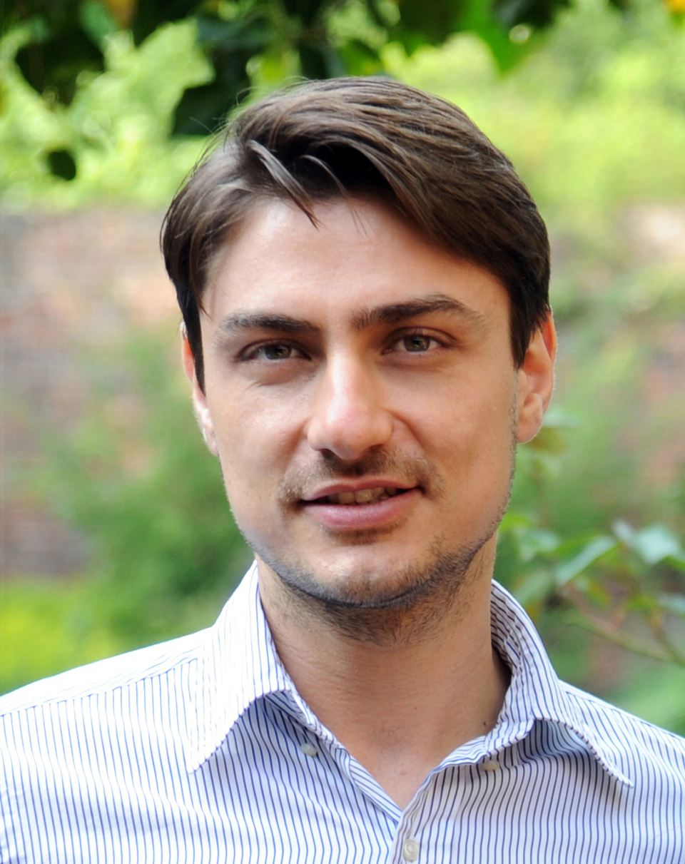 Τάκης Χατούπης: «Ντύνει» από όπερες έως τσίρκο-1