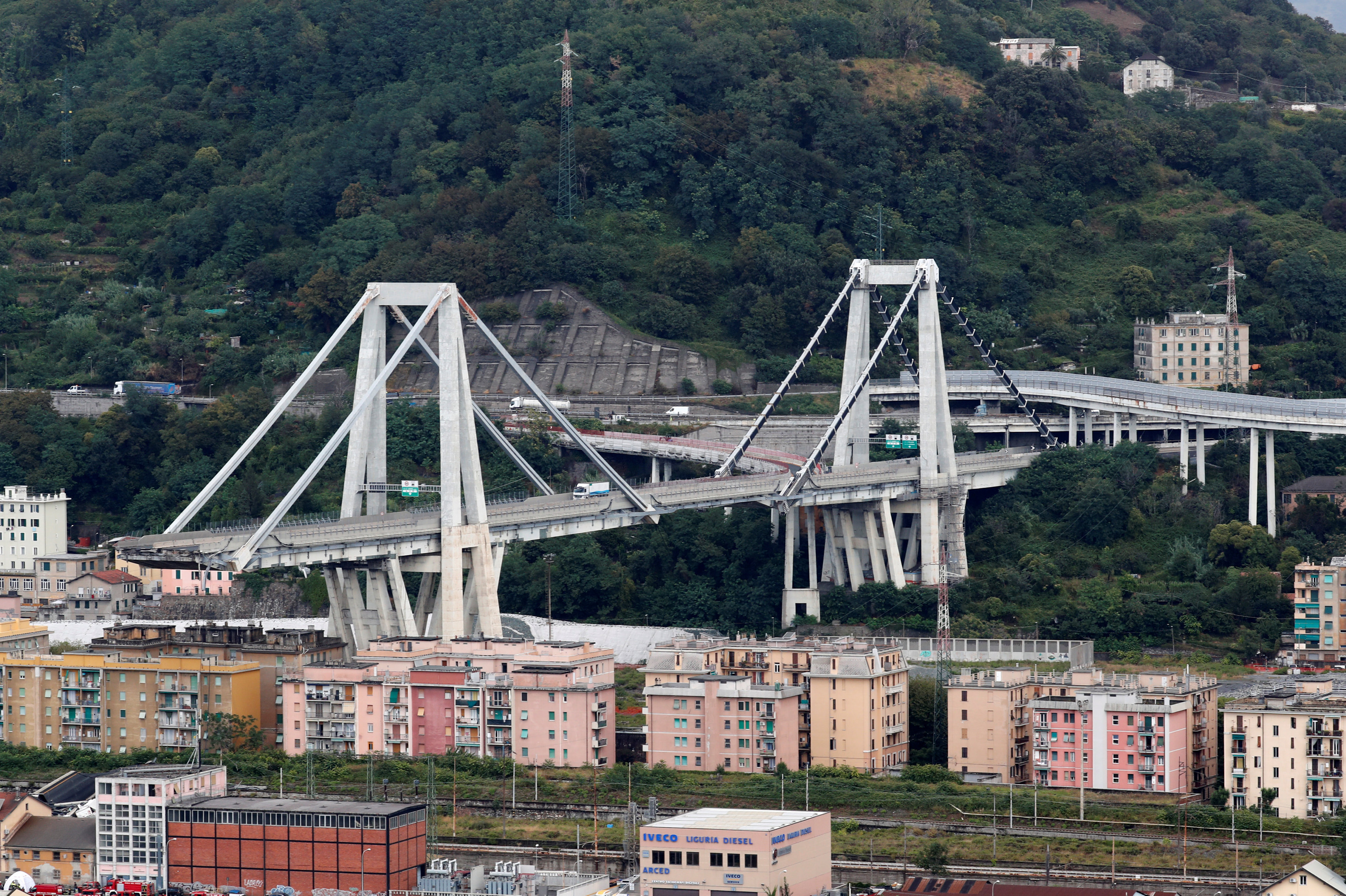 Γένοβα: Επιζώντες στα συντρίμμια αναζητούν οι διασώστες-15