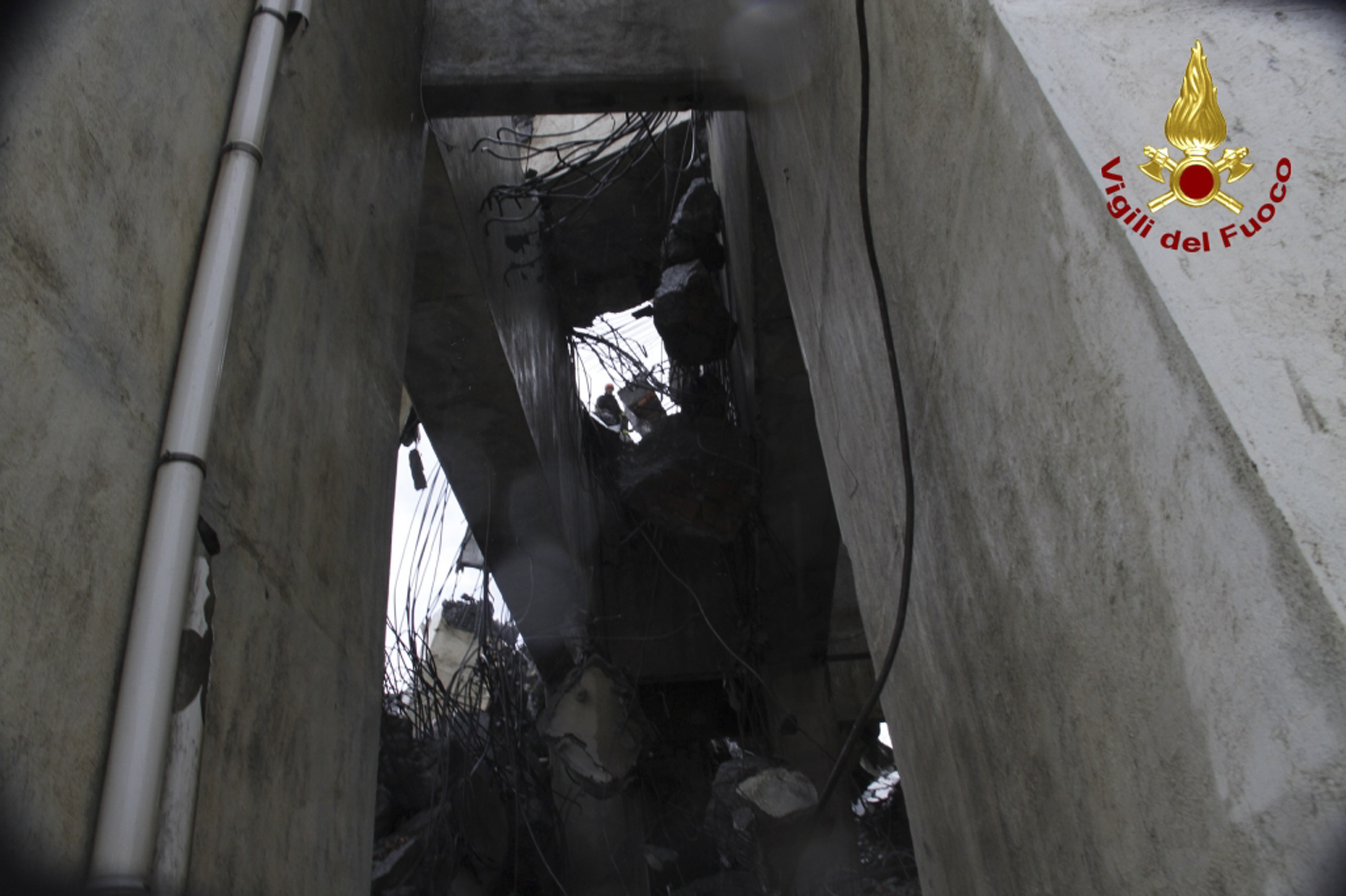 Γένοβα: Επιζώντες στα συντρίμμια αναζητούν οι διασώστες-9