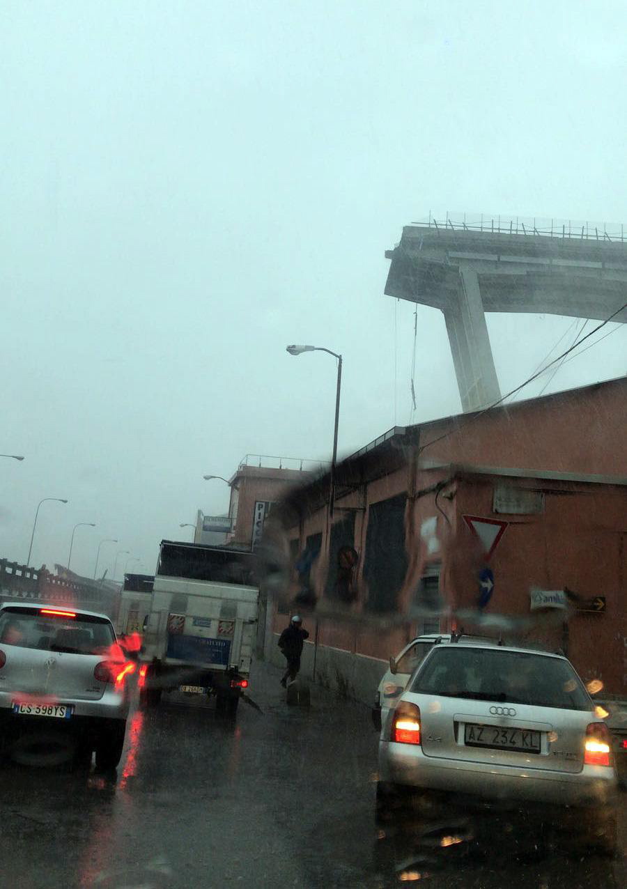 Γένοβα: Επιζώντες στα συντρίμμια αναζητούν οι διασώστες-23