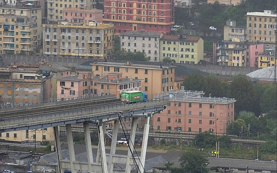 Γένοβα: Επιζώντες στα συντρίμμια αναζητούν οι διασώστες-7