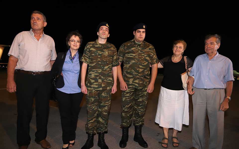 Στην Ελλάδα οι δύο στρατιωτικοί-1