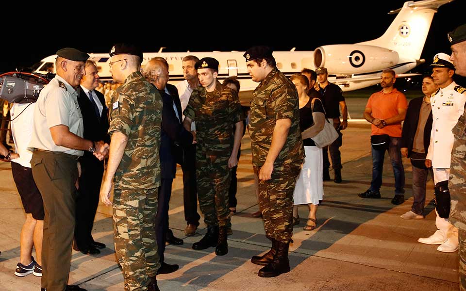 Στην Ελλάδα οι δύο στρατιωτικοί-3