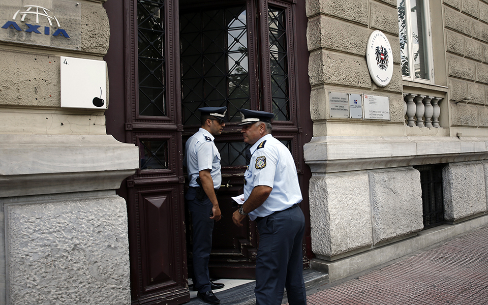 Εισβολή του Ρουβίκωνα στην πρεσβεία της Αυστρίας (φωτογραφίες – βίντεο)-3