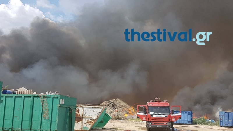 Θεσσαλονίκη: Υπό έλεγχο η πυρκαγιά σε αύλειο χώρο εργοστασίου (φωτογραφίες)-1