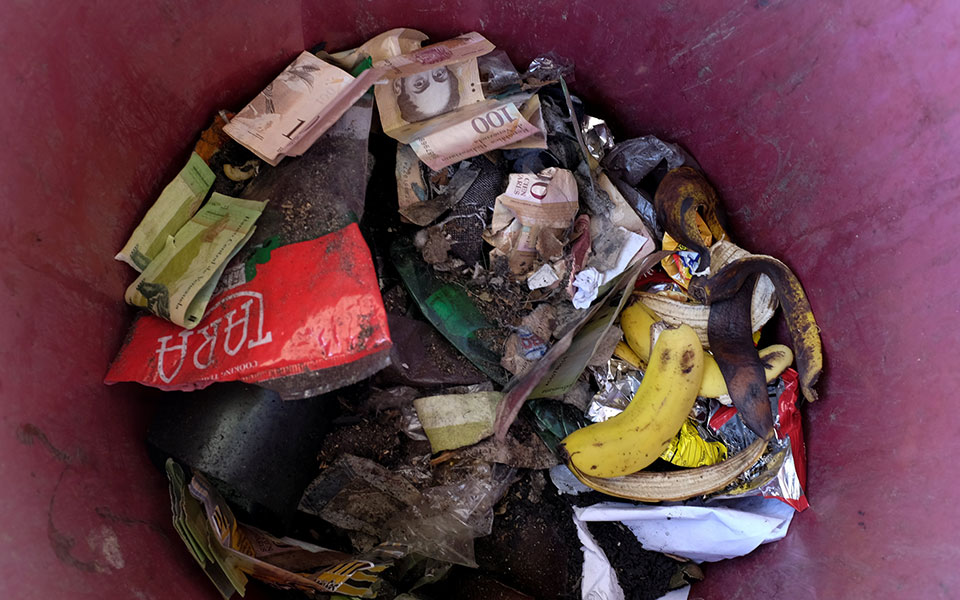 Στα σκουπίδια πετούν το Μπολιβάρ οι Βενεζουελάνοι-2