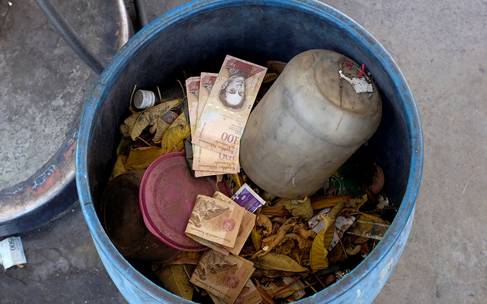 Στα σκουπίδια πετούν το Μπολιβάρ οι Βενεζουελάνοι-1