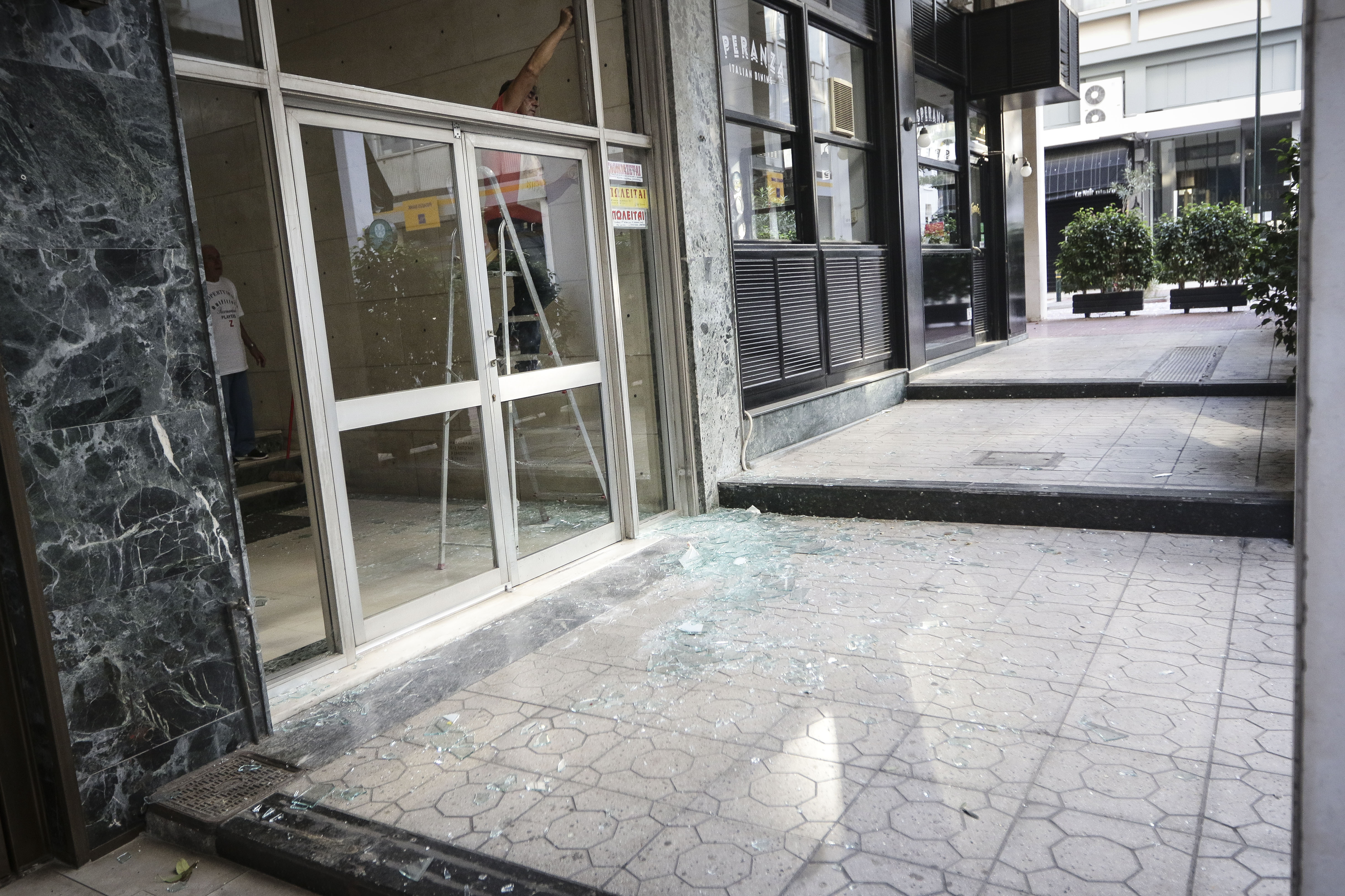 Ισχυρή έκρηξη τη νύχτα στον Πειραιά (φωτογραφίες)-3