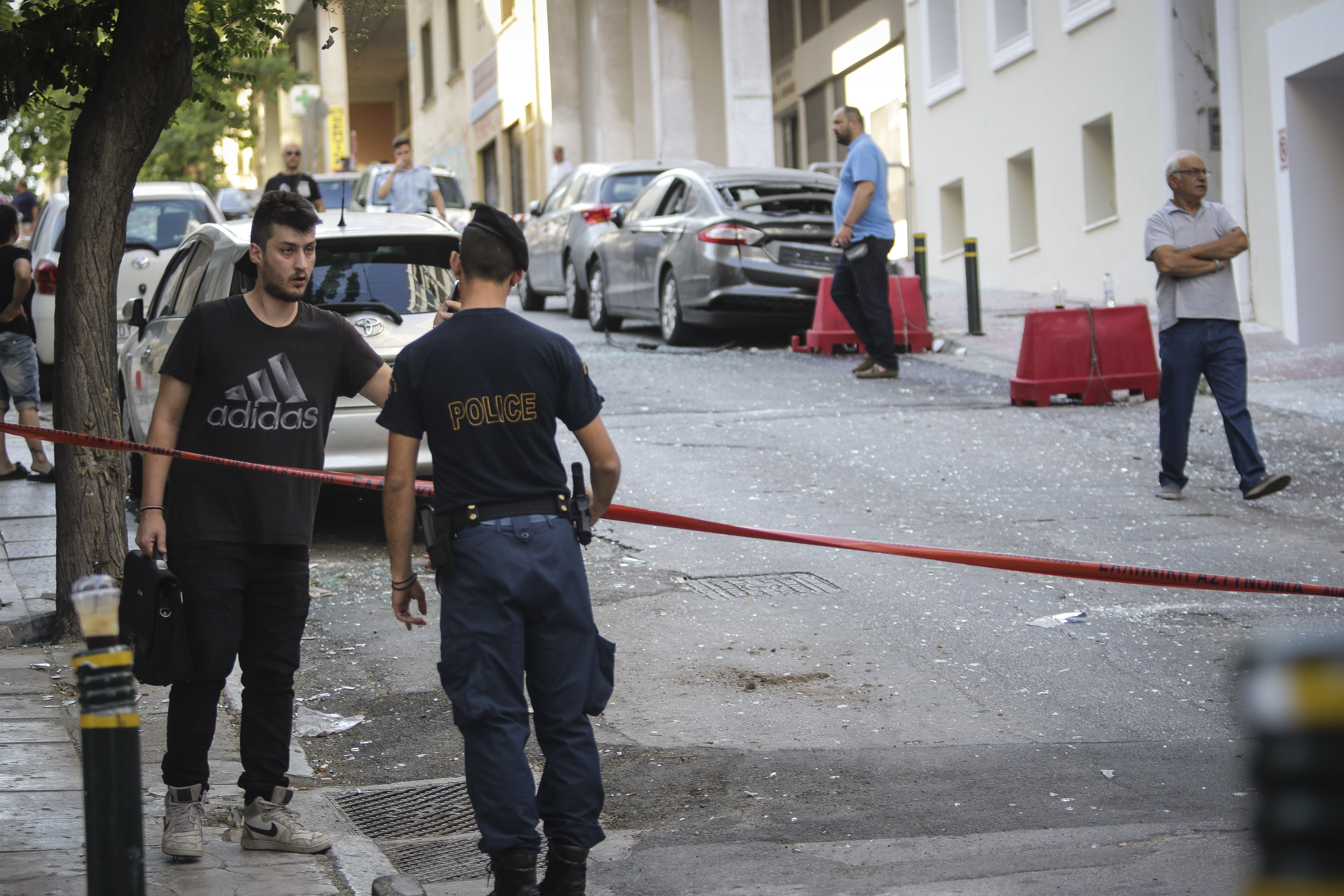 Ισχυρή έκρηξη τη νύχτα στον Πειραιά (φωτογραφίες)-2