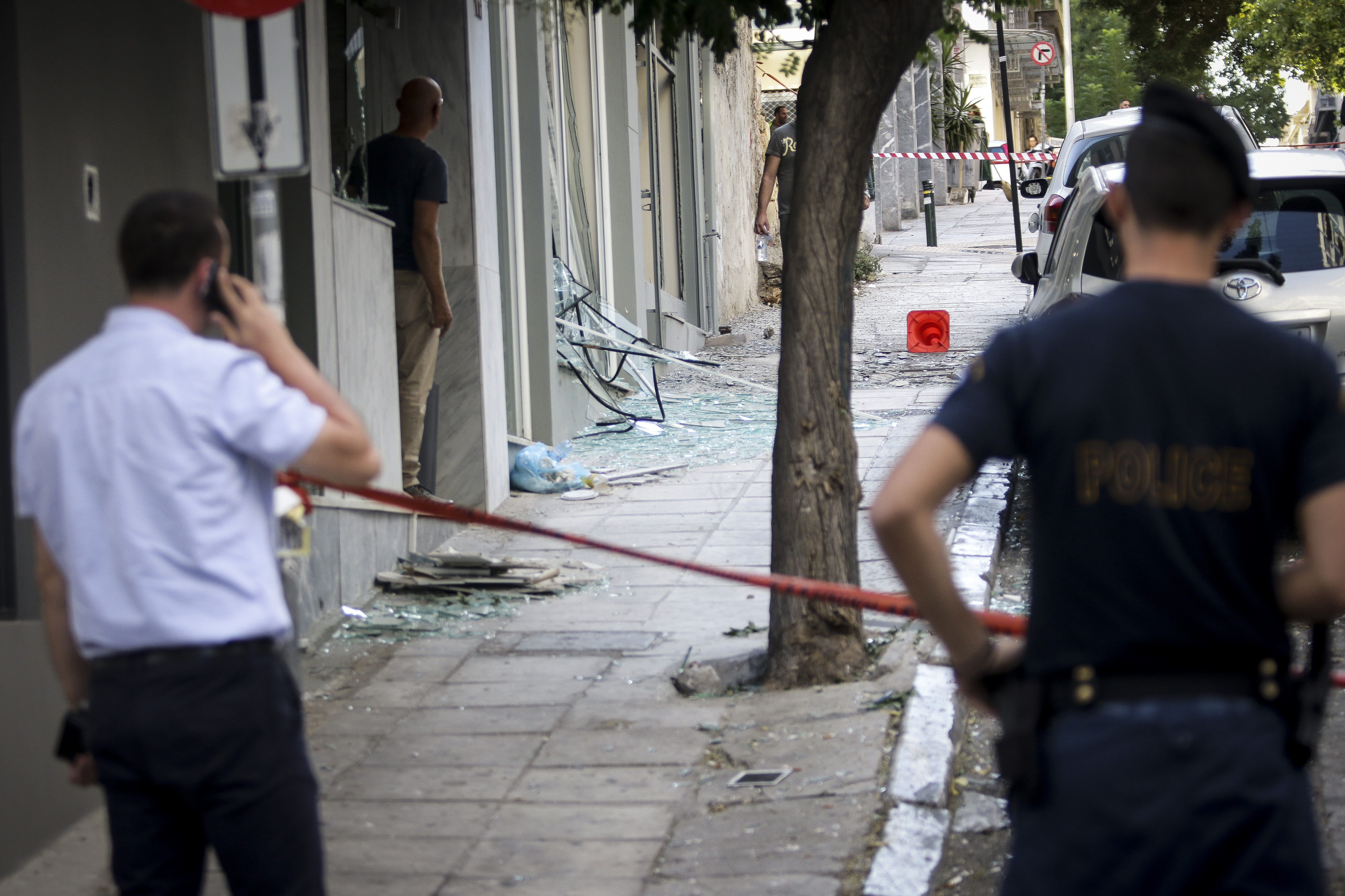 Ισχυρή έκρηξη τη νύχτα στον Πειραιά (φωτογραφίες)-1
