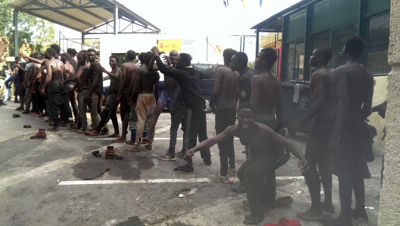 Επεισοδιακή είσοδος μεταναστών στη Θέουτα – Σκαρφάλωσαν σε συρματόπλεγμα 6 μέτρων (φωτο)-7