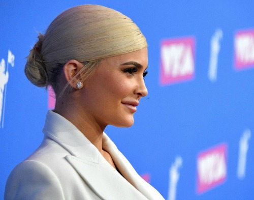Step by step: Το σινιόν της Kylie Jenner από την βραδιά των VMAs 2018-2