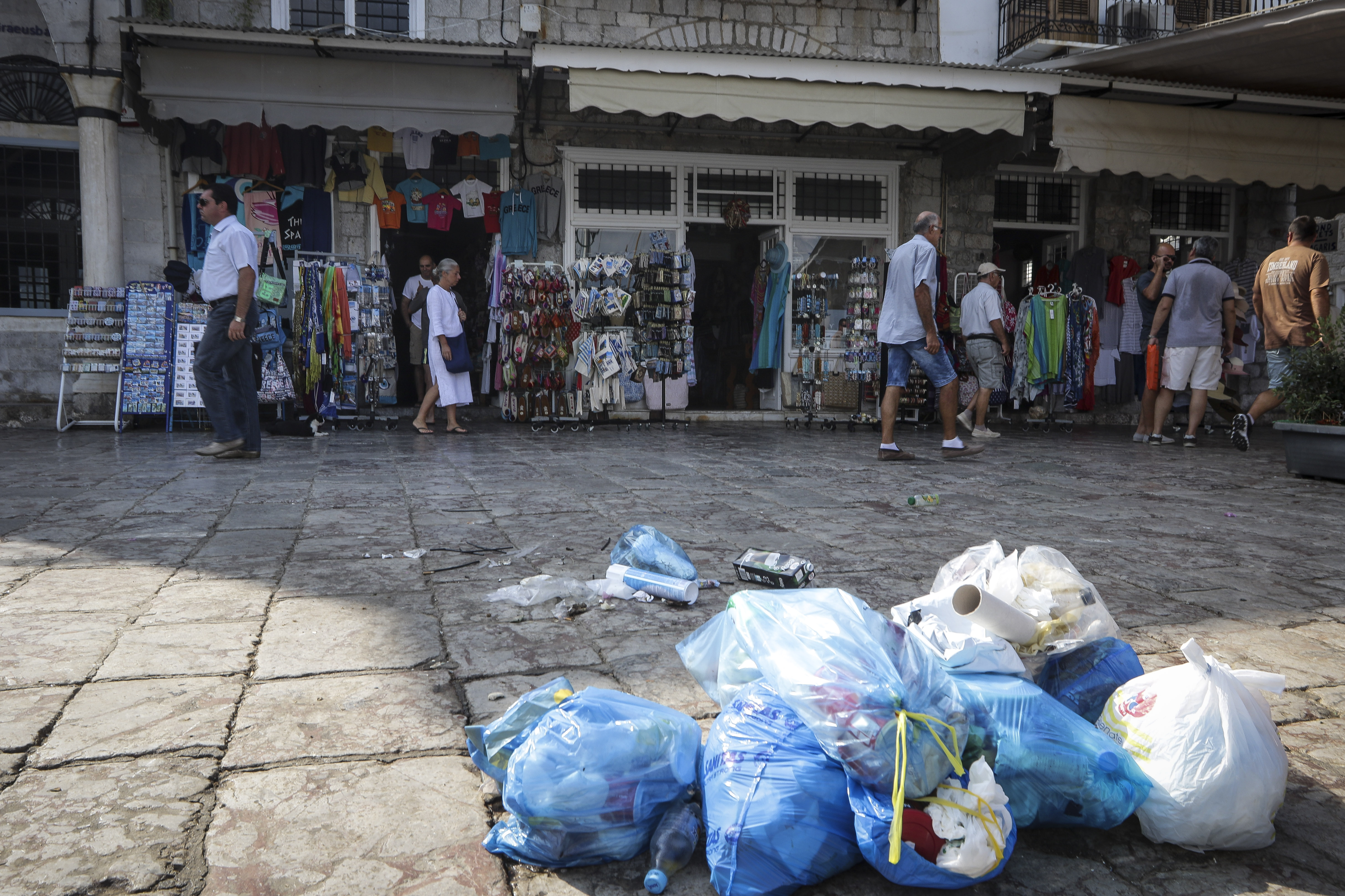 Σε κατάσταση έκτακτης ανάγκης η Υδρα – Αποχωρούν μαζικά από το νησί οι τουρίστες (φωτογραφίες)-4