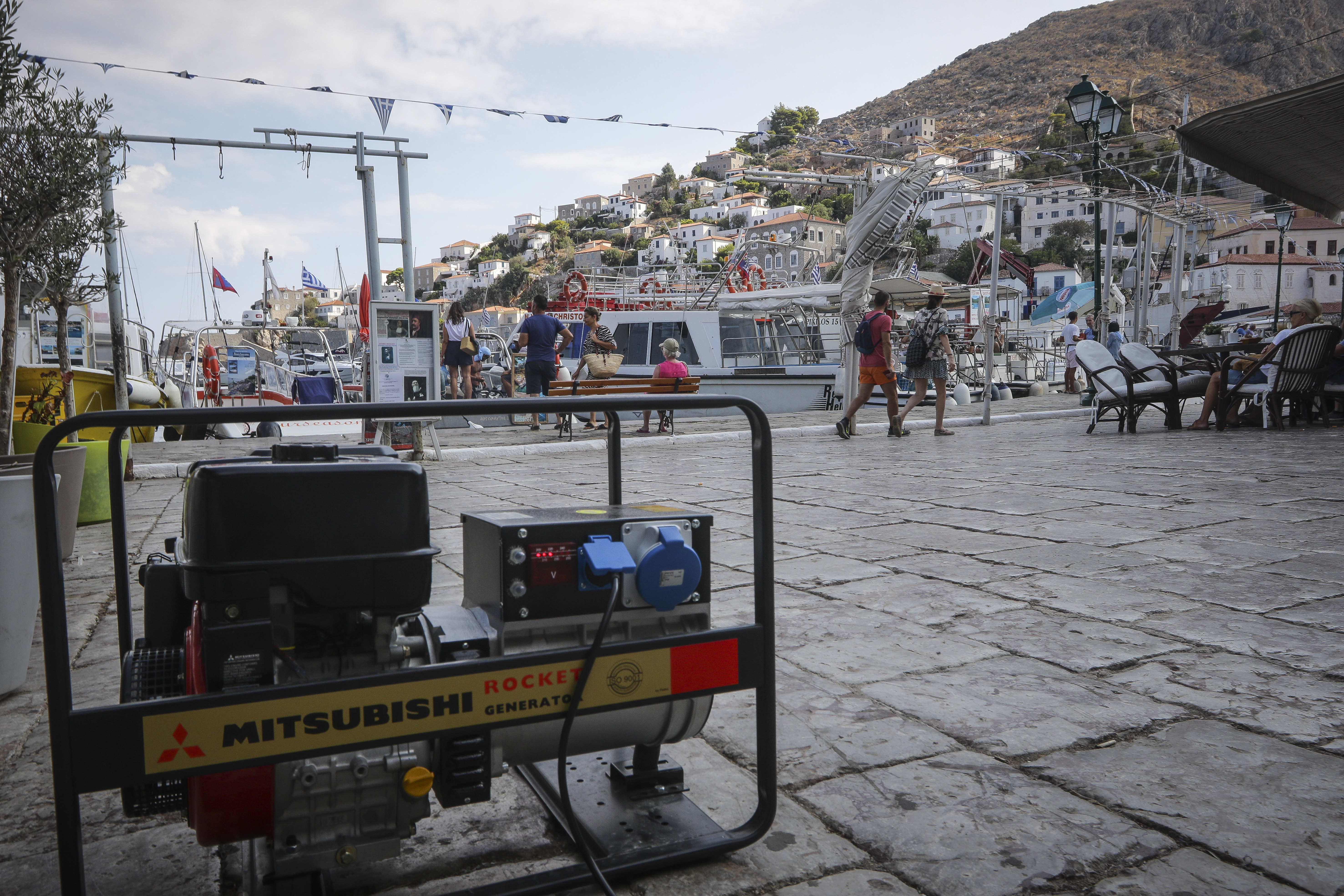 Σε κατάσταση έκτακτης ανάγκης η Υδρα – Αποχωρούν μαζικά από το νησί οι τουρίστες (φωτογραφίες)-1