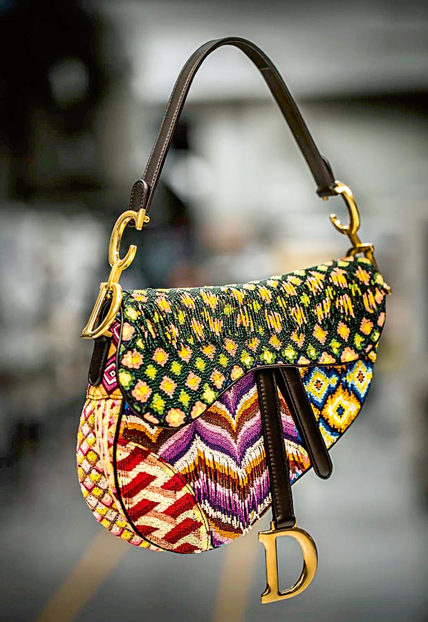 Η μεγάλη επιστροφή της τσάντας-σέλας-1